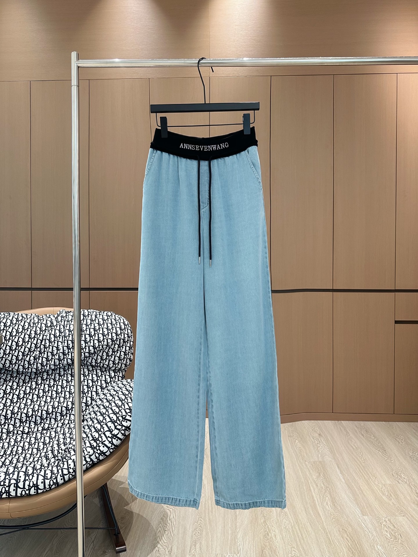 🛒𝐍𝐄𝐖 · 𝟐𝟎𝟐5/爆款现货

原单品质  设计师｜25新款抽绳天丝牛仔裤
订制高品质面料质感超赞！