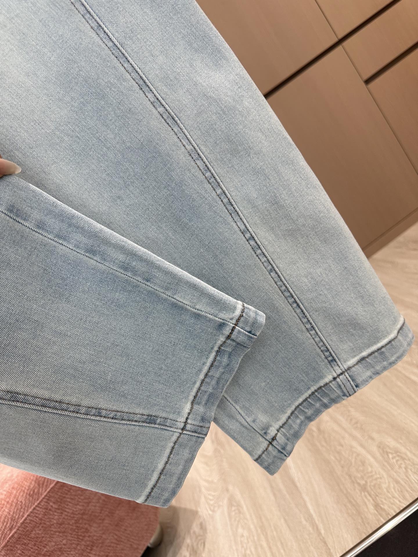 🛒𝐍𝐄𝐖 · 𝟐𝟎𝟐5/爆款现货

原单品质 小众*｜2025萝卜牛仔裤
定制YB斜纹棉牛仔材质 工艺洗