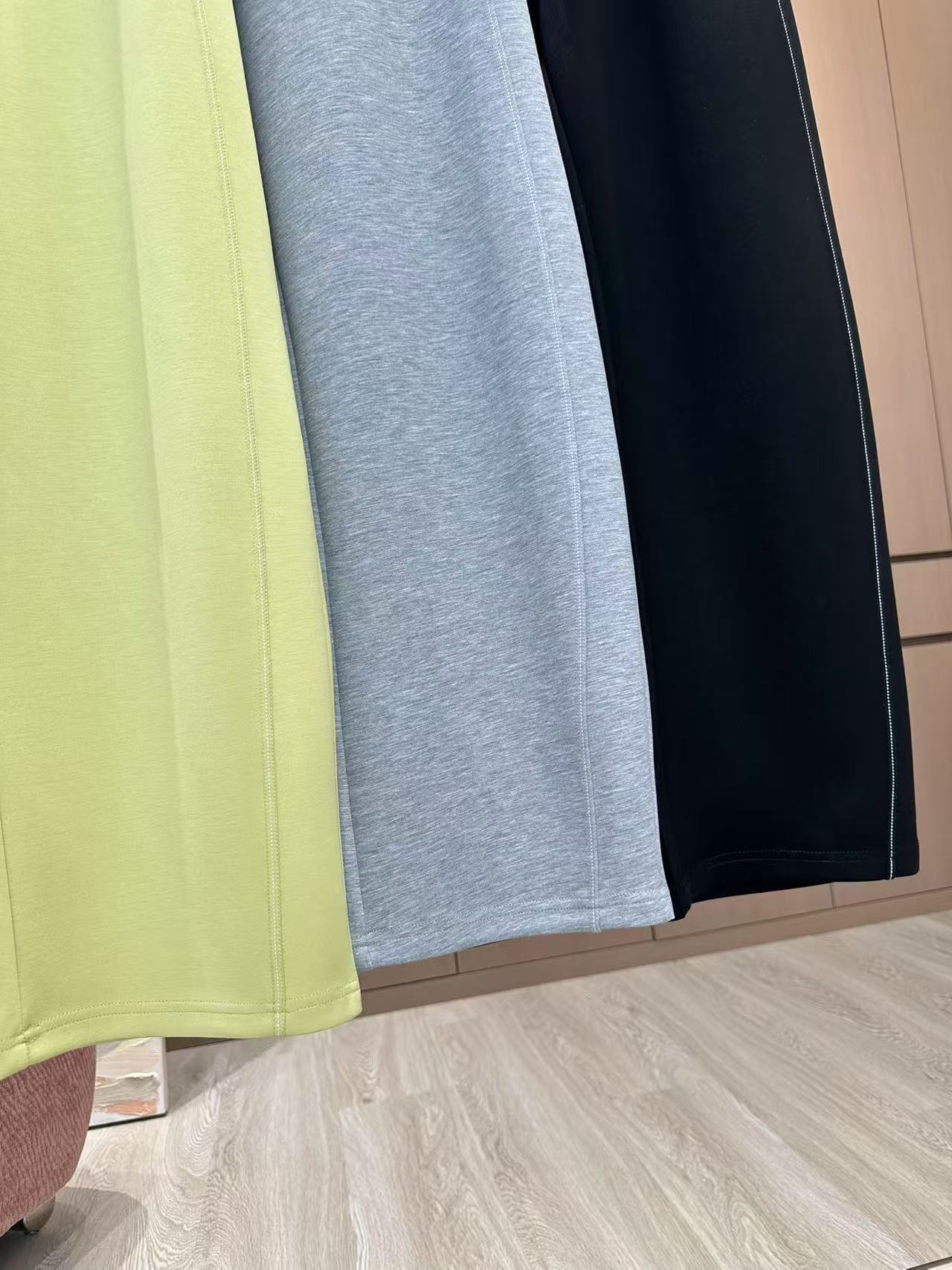 🛒𝐍𝐄𝐖 · 𝟐𝟎𝟐5/爆款现货

原单品质  Chan*｜25新款抽绳休闲裤
颜色百搭高级  定制字母