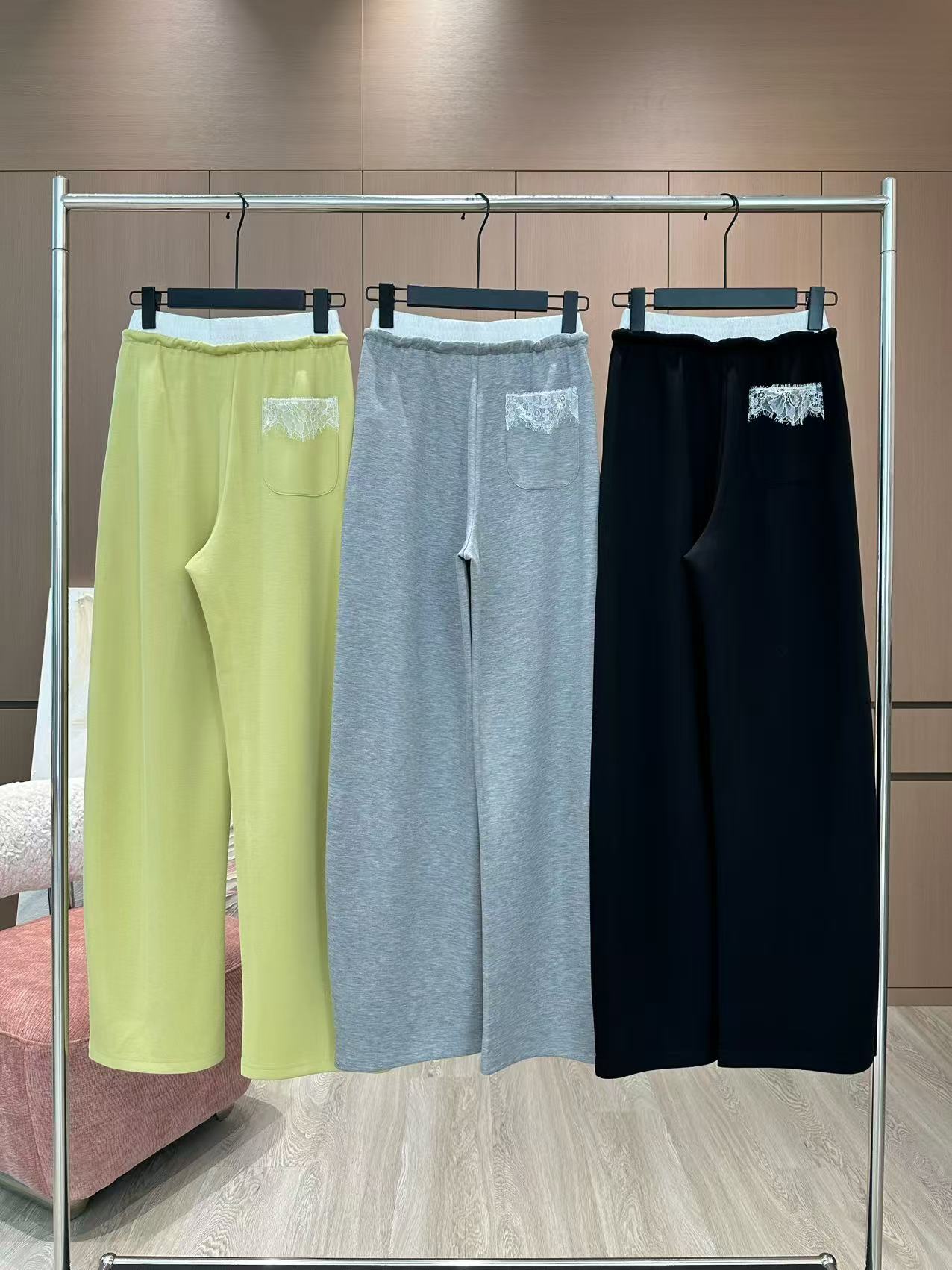 🛒𝐍𝐄𝐖 · 𝟐𝟎𝟐5/爆款现货

原单品质  Chan*｜25新款抽绳休闲裤
颜色百搭高级  定制字母