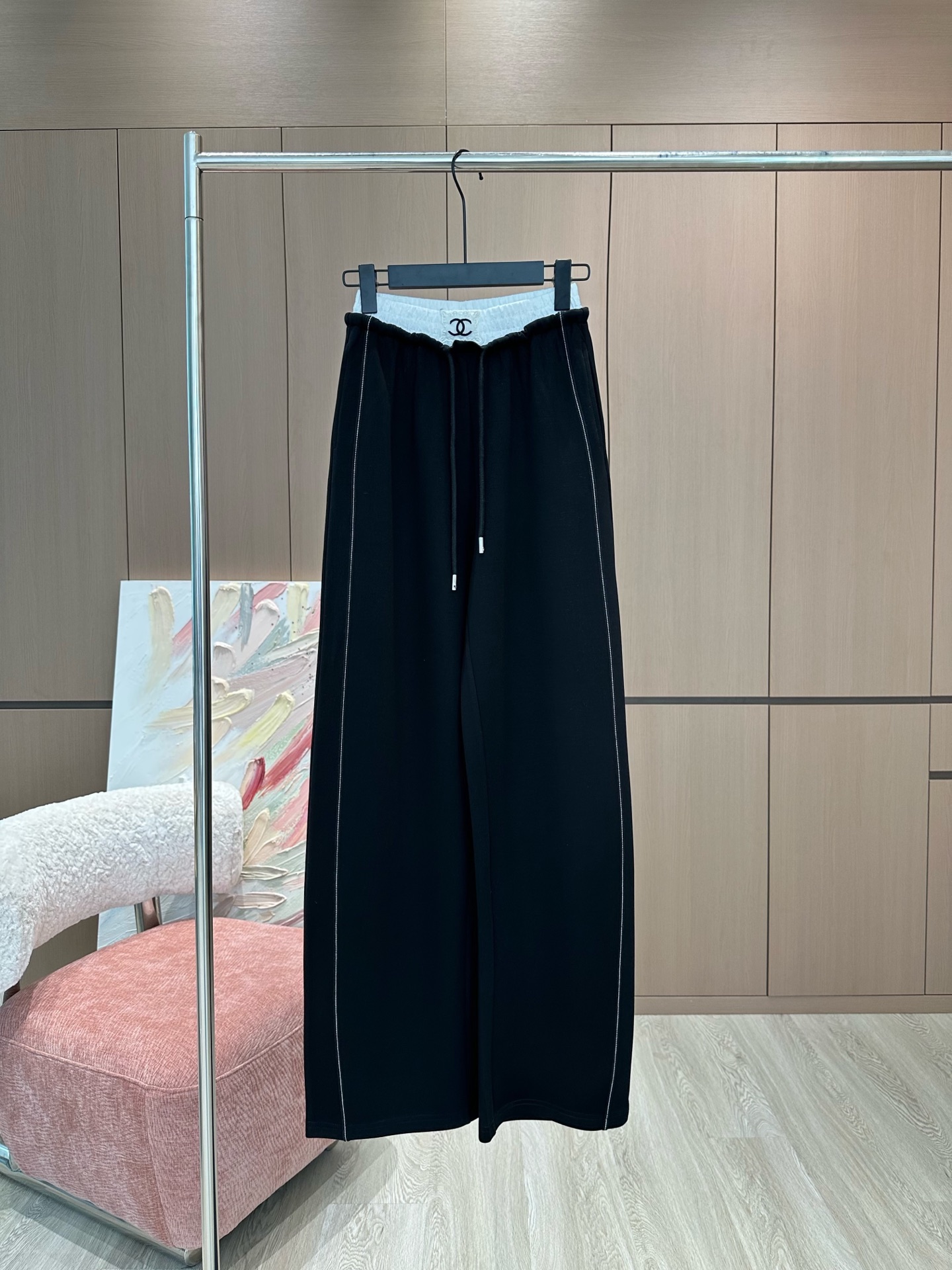 🛒𝐍𝐄𝐖 · 𝟐𝟎𝟐5/爆款现货

原单品质  Chan*｜25新款抽绳休闲裤
颜色百搭高级  定制字母