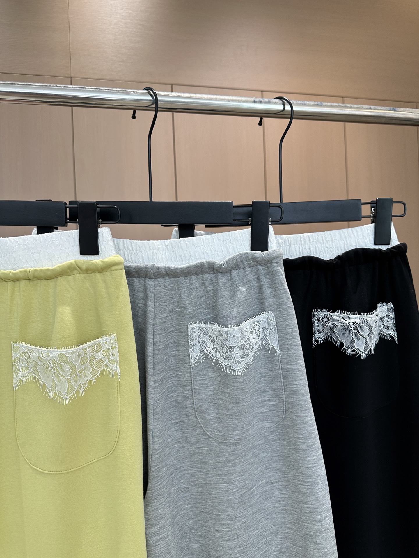 🛒𝐍𝐄𝐖 · 𝟐𝟎𝟐5/爆款现货

原单品质  Chan*｜25新款抽绳休闲裤
颜色百搭高级  定制字母