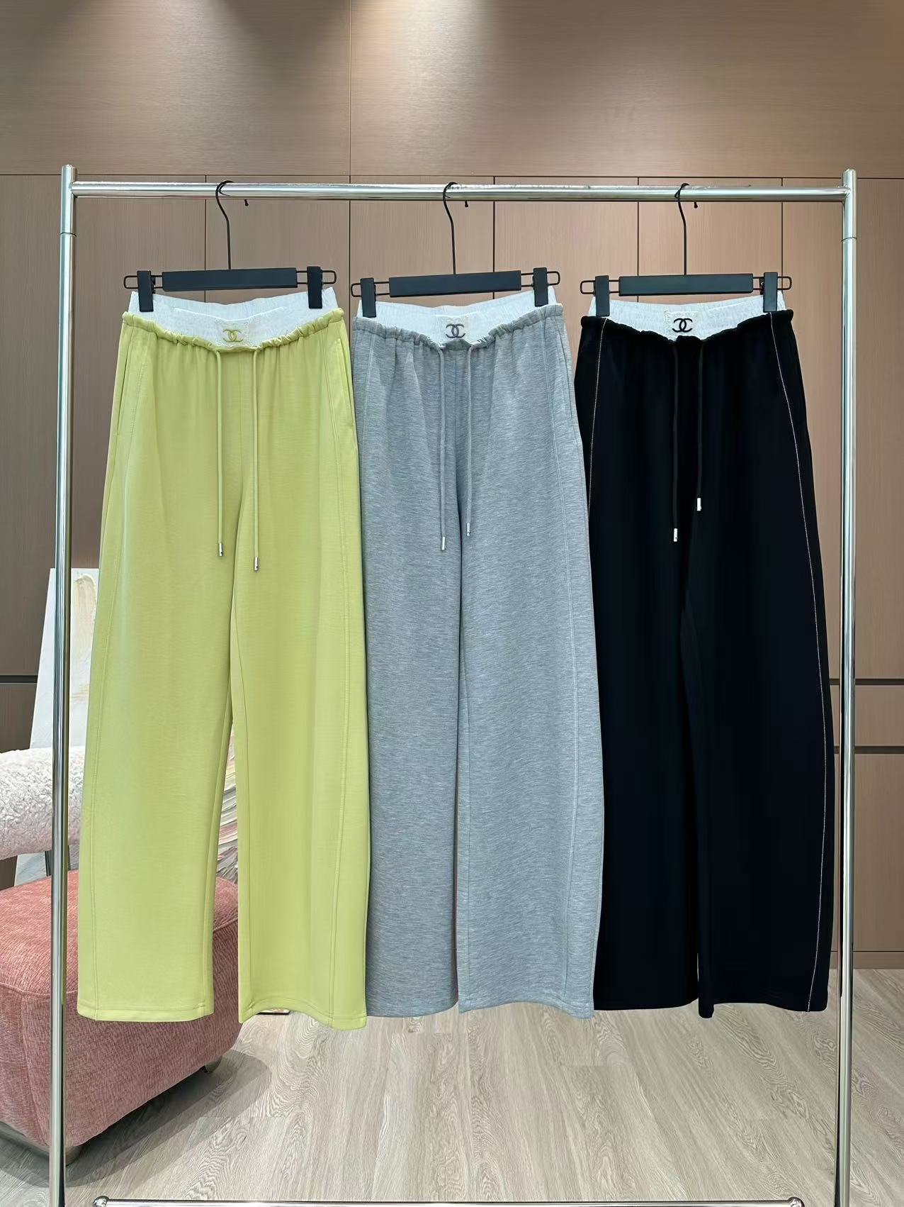🛒𝐍𝐄𝐖 · 𝟐𝟎𝟐5/爆款现货

原单品质  Chan*｜25新款抽绳休闲裤
颜色百搭高级  定制字母