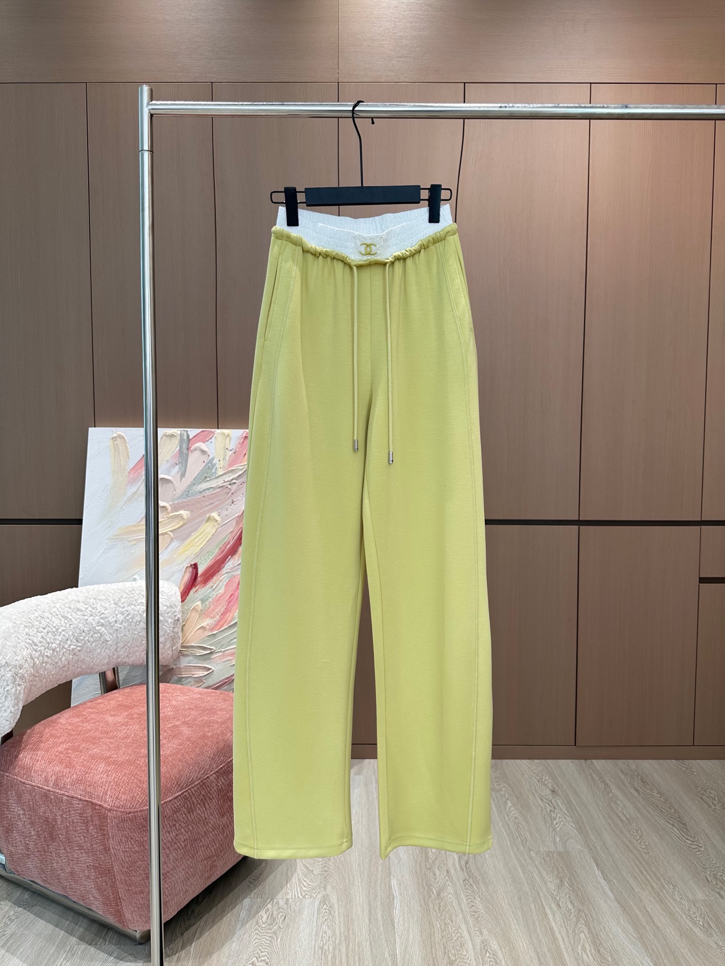 🛒𝐍𝐄𝐖 · 𝟐𝟎𝟐5/爆款现货

原单品质  Chan*｜25新款抽绳休闲裤
颜色百搭高级  定制字母
