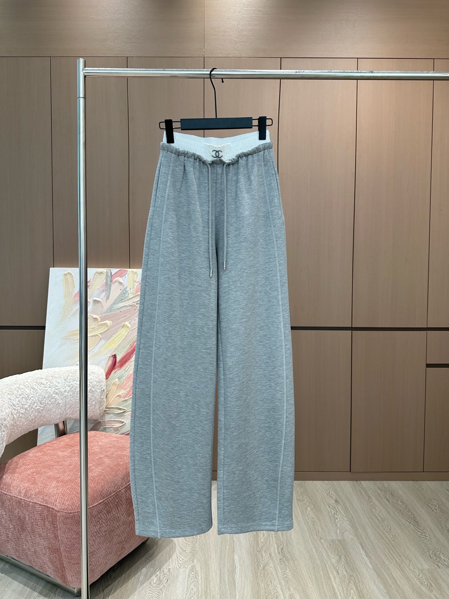 🛒𝐍𝐄𝐖 · 𝟐𝟎𝟐5/爆款现货

原单品质  Chan*｜25新款抽绳休闲裤
颜色百搭高级  定制字母