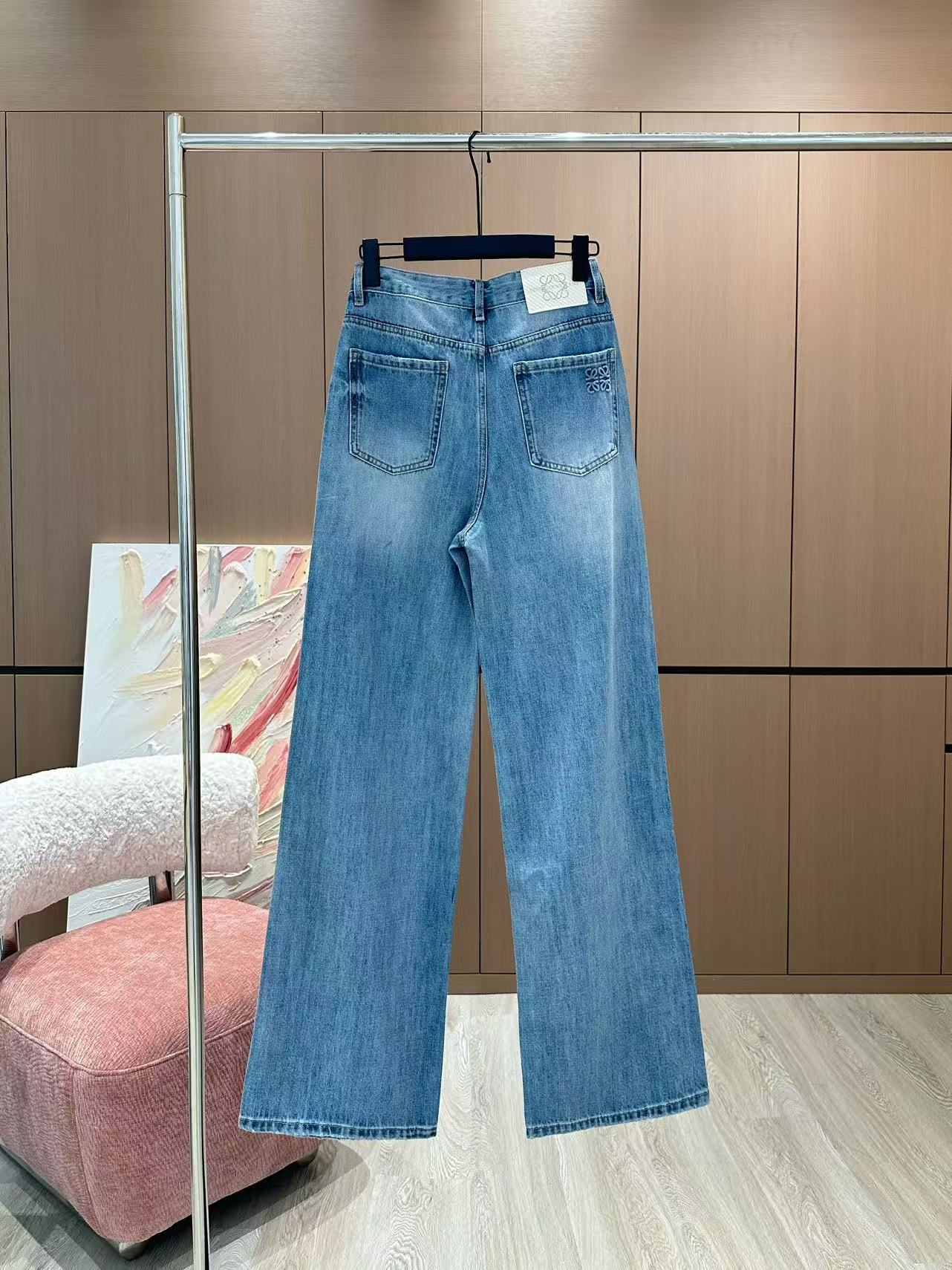 🛒𝐍𝐄𝐖 · 𝟐𝟎𝟐5/爆款现货

原单品质  Loew*｜重工喷墨牛仔裤
采用高端定制面料，牛仔穿起来