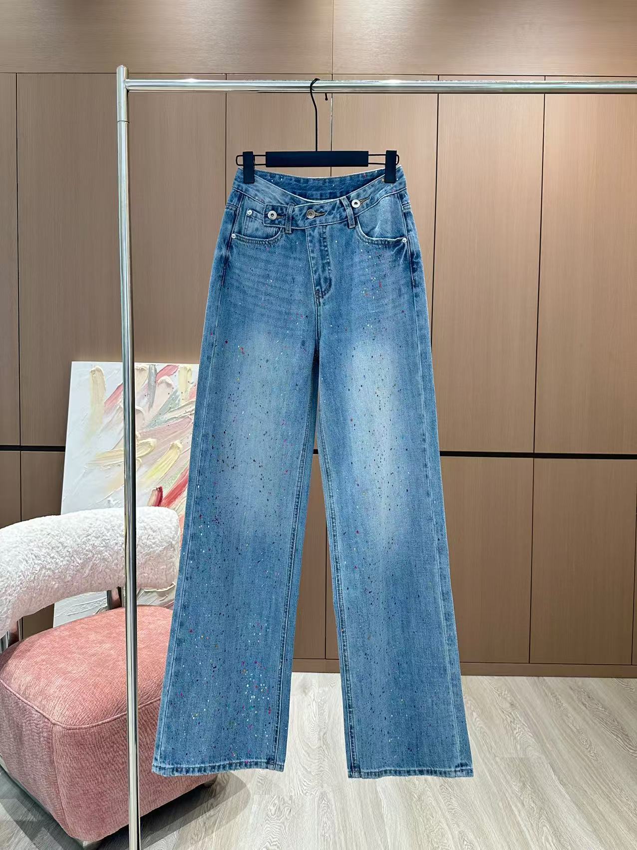 🛒𝐍𝐄𝐖 · 𝟐𝟎𝟐5/爆款现货

原单品质  Loew*｜重工喷墨牛仔裤
采用高端定制面料，牛仔穿起来