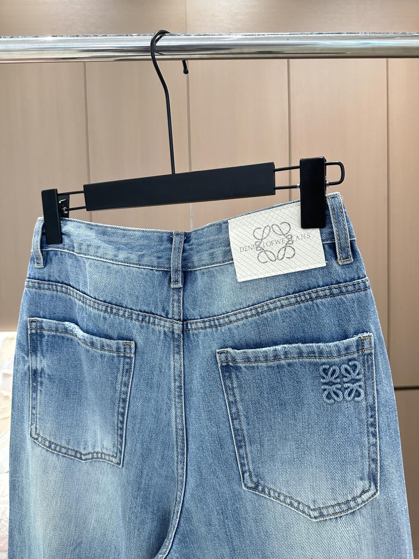 🛒𝐍𝐄𝐖 · 𝟐𝟎𝟐5/爆款现货

原单品质  Loew*｜重工喷墨牛仔裤
采用高端定制面料，牛仔穿起来