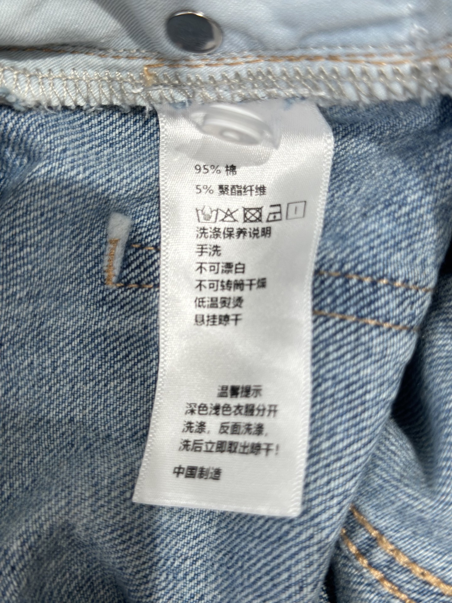 🛒𝐍𝐄𝐖 · 𝟐𝟎𝟐5/爆款现货

原单品质  Loew*｜重工喷墨牛仔裤
采用高端定制面料，牛仔穿起来