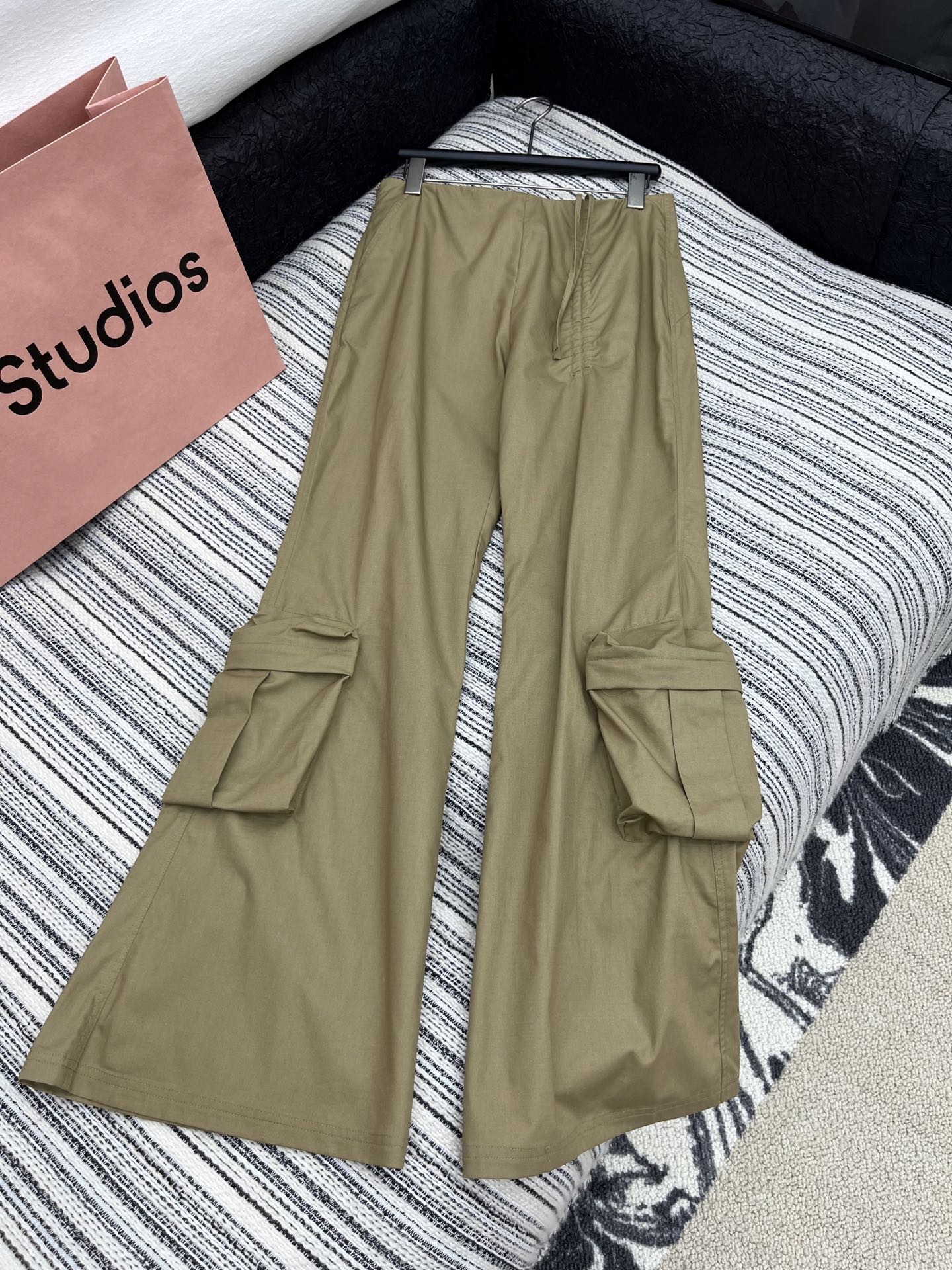 🛒𝐍𝐄𝐖 · 𝟐𝟎𝟐5/爆款现货

原单品质  小众｜25新款工装式休闲裤
颜色百搭高级 定制双口袋尽显