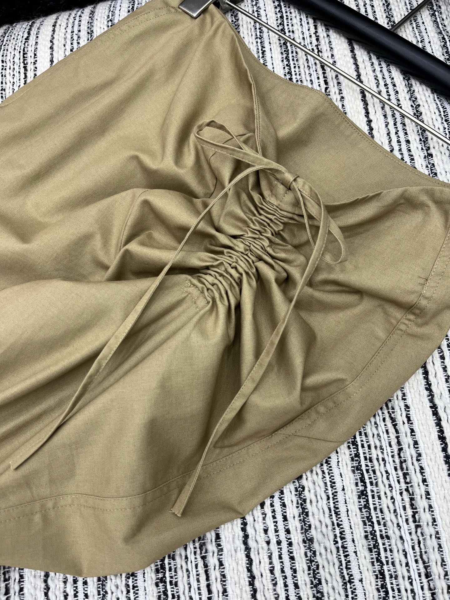 🛒𝐍𝐄𝐖 · 𝟐𝟎𝟐5/爆款现货

原单品质  小众｜25新款工装式休闲裤
颜色百搭高级 定制双口袋尽显