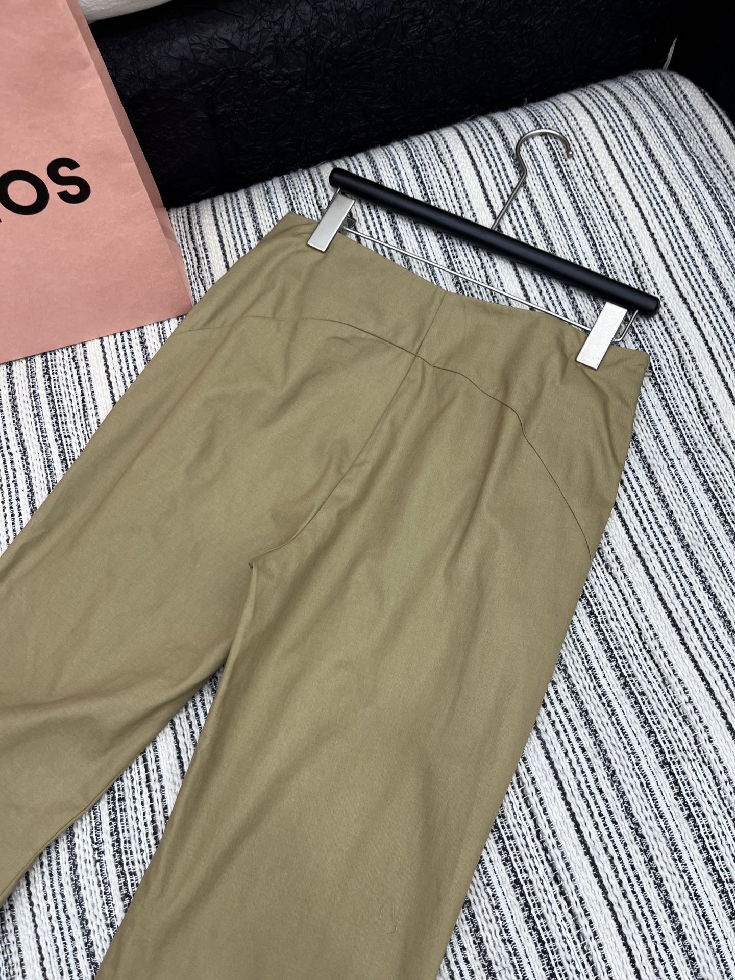 🛒𝐍𝐄𝐖 · 𝟐𝟎𝟐5/爆款现货

原单品质  小众｜25新款工装式休闲裤
颜色百搭高级 定制双口袋尽显