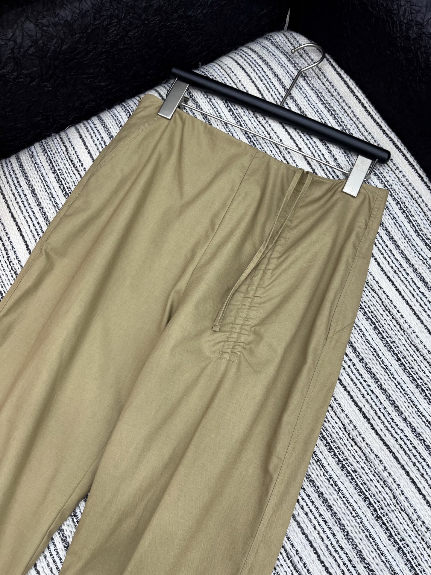 🛒𝐍𝐄𝐖 · 𝟐𝟎𝟐5/爆款现货

原单品质  小众｜25新款工装式休闲裤
颜色百搭高级 定制双口袋尽显