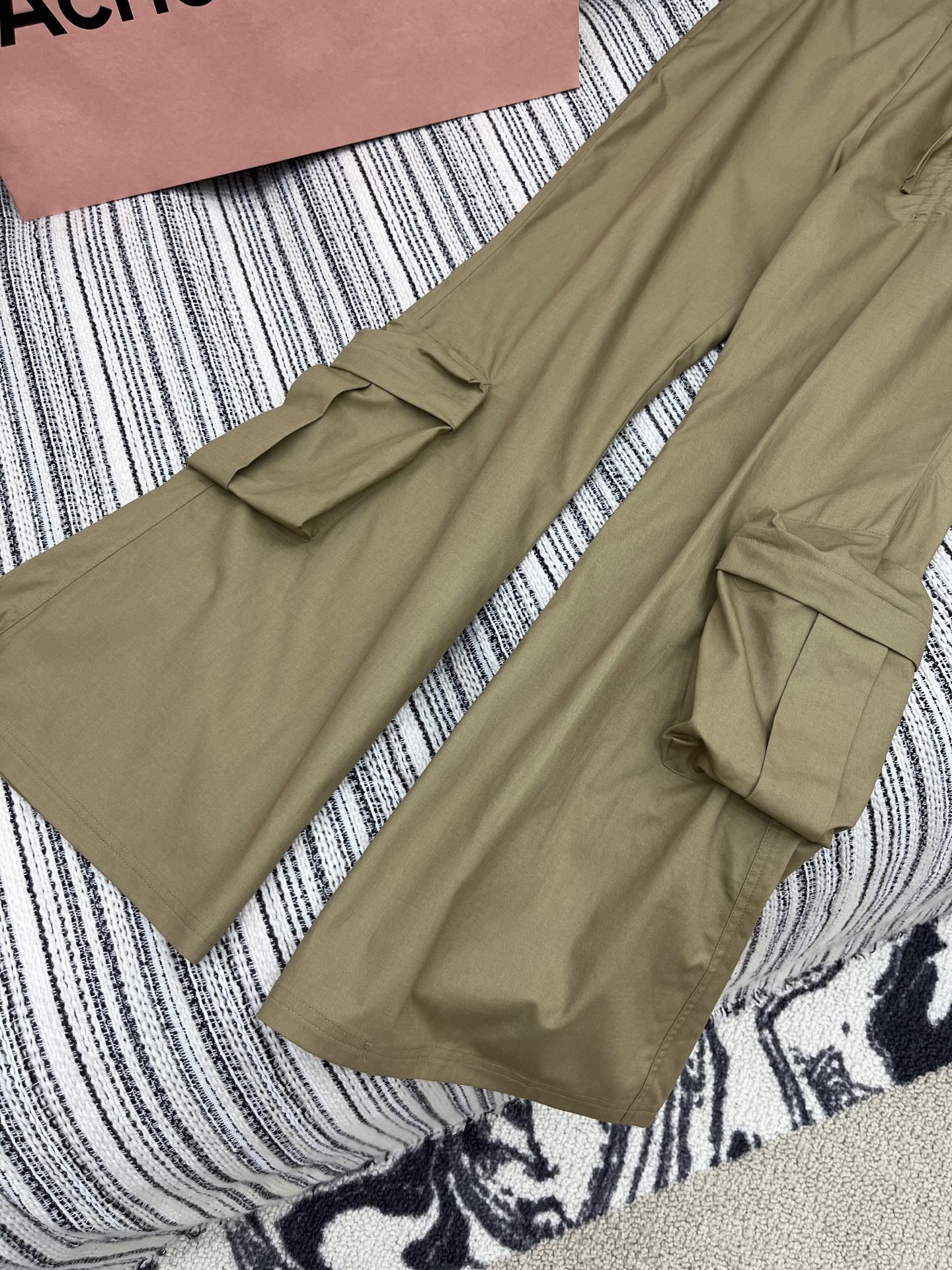 🛒𝐍𝐄𝐖 · 𝟐𝟎𝟐5/爆款现货

原单品质  小众｜25新款工装式休闲裤
颜色百搭高级 定制双口袋尽显