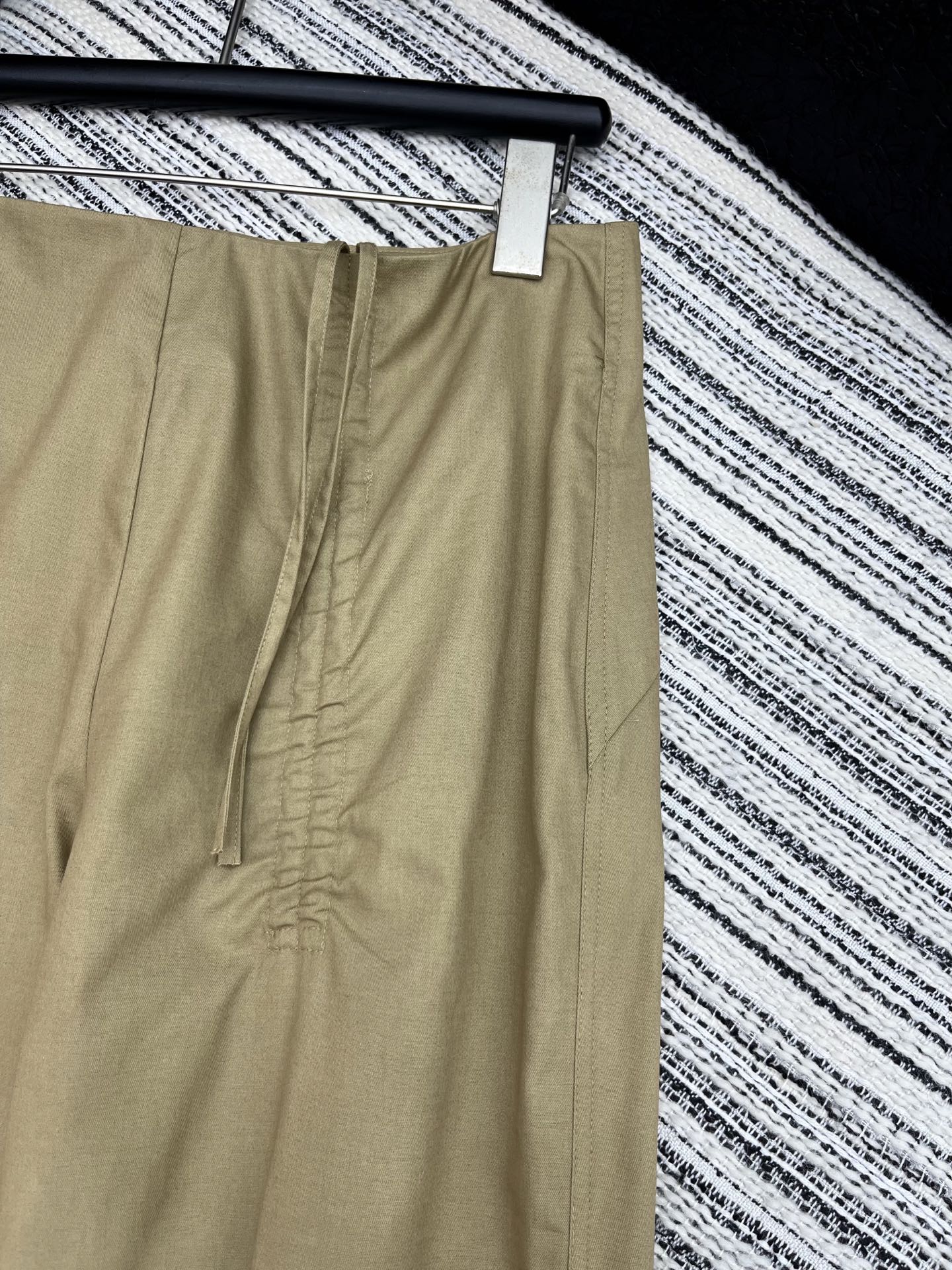 🛒𝐍𝐄𝐖 · 𝟐𝟎𝟐5/爆款现货

原单品质  小众｜25新款工装式休闲裤
颜色百搭高级 定制双口袋尽显