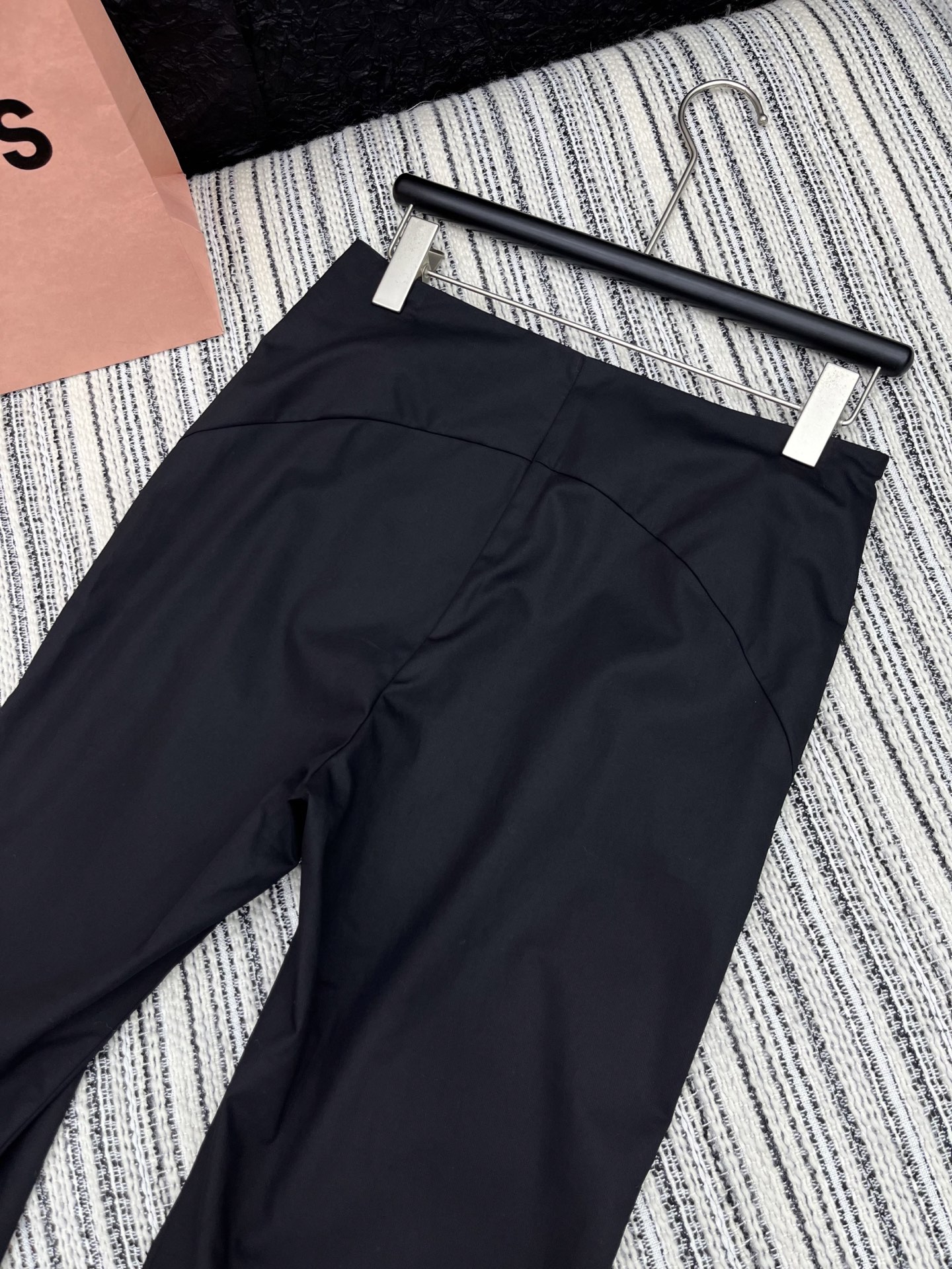 🛒𝐍𝐄𝐖 · 𝟐𝟎𝟐5/爆款现货

原单品质  小众｜25新款工装式休闲裤
颜色百搭高级 定制双口袋尽显