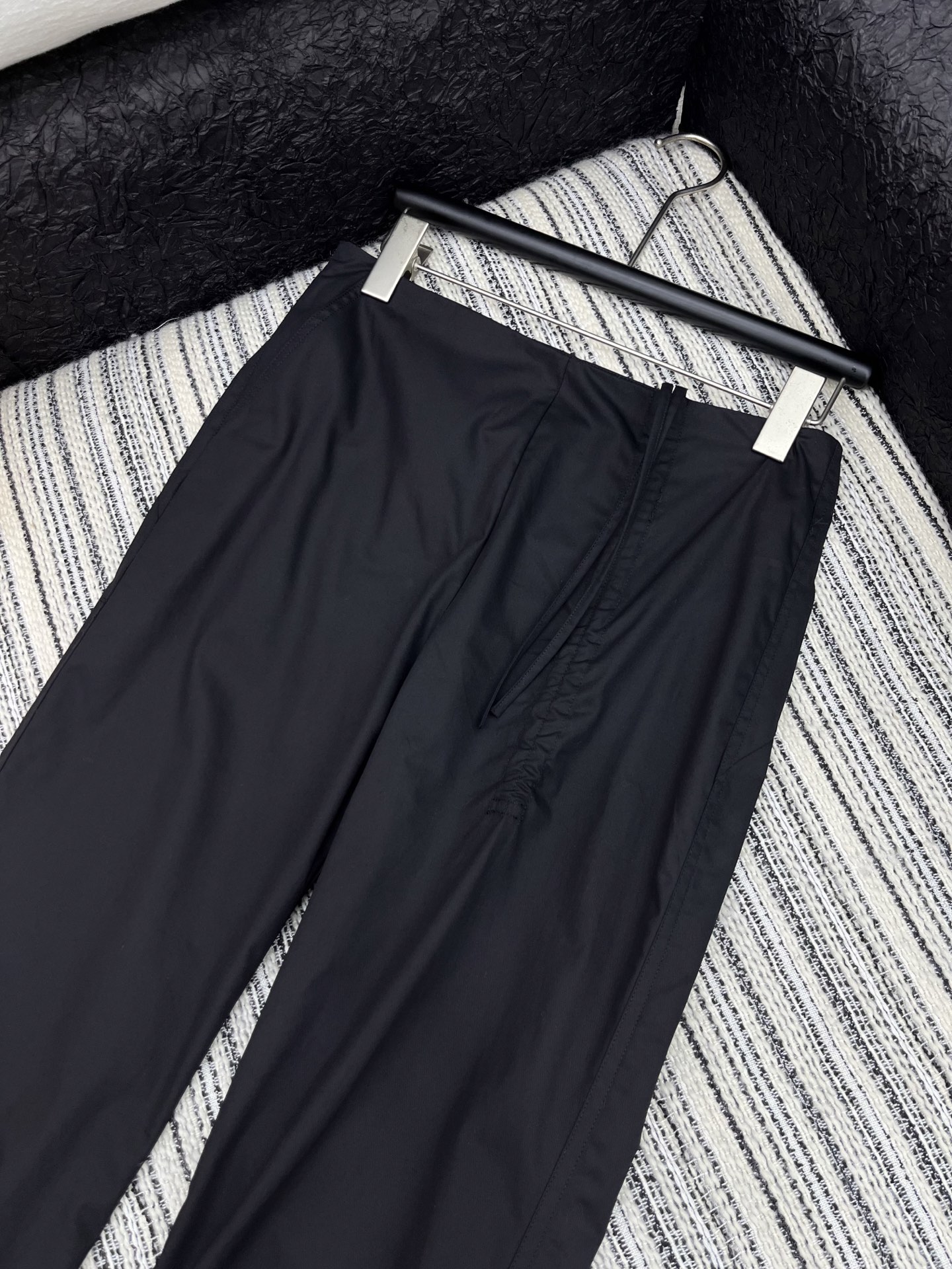 🛒𝐍𝐄𝐖 · 𝟐𝟎𝟐5/爆款现货

原单品质  小众｜25新款工装式休闲裤
颜色百搭高级 定制双口袋尽显