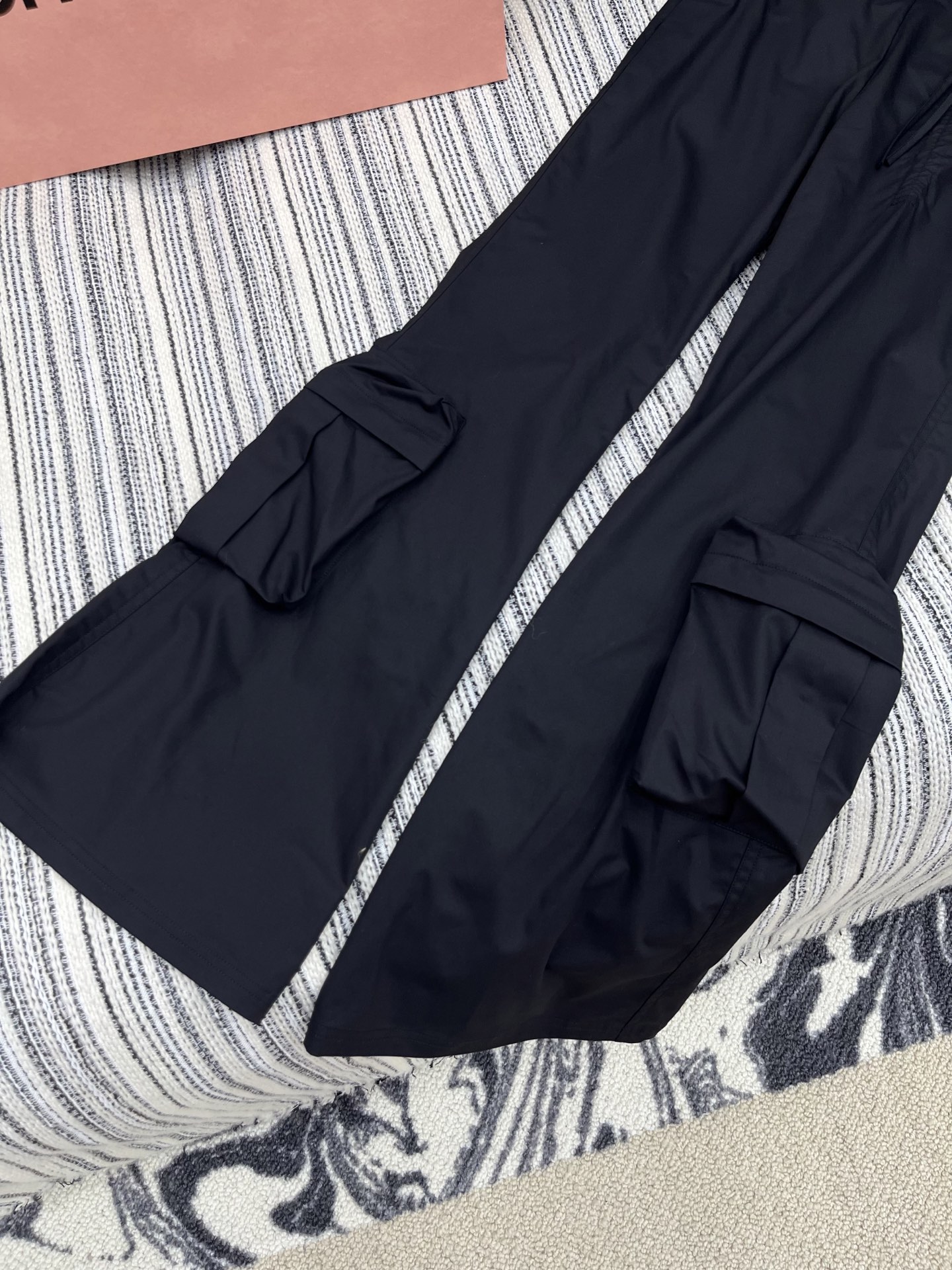 🛒𝐍𝐄𝐖 · 𝟐𝟎𝟐5/爆款现货

原单品质  小众｜25新款工装式休闲裤
颜色百搭高级 定制双口袋尽显