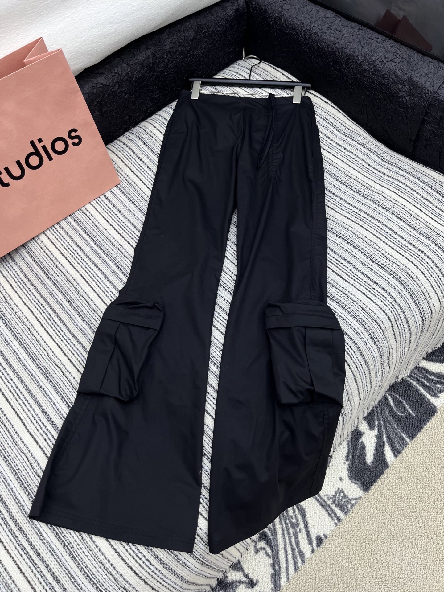🛒𝐍𝐄𝐖 · 𝟐𝟎𝟐5/爆款现货

原单品质  小众｜25新款工装式休闲裤
颜色百搭高级 定制双口袋尽显