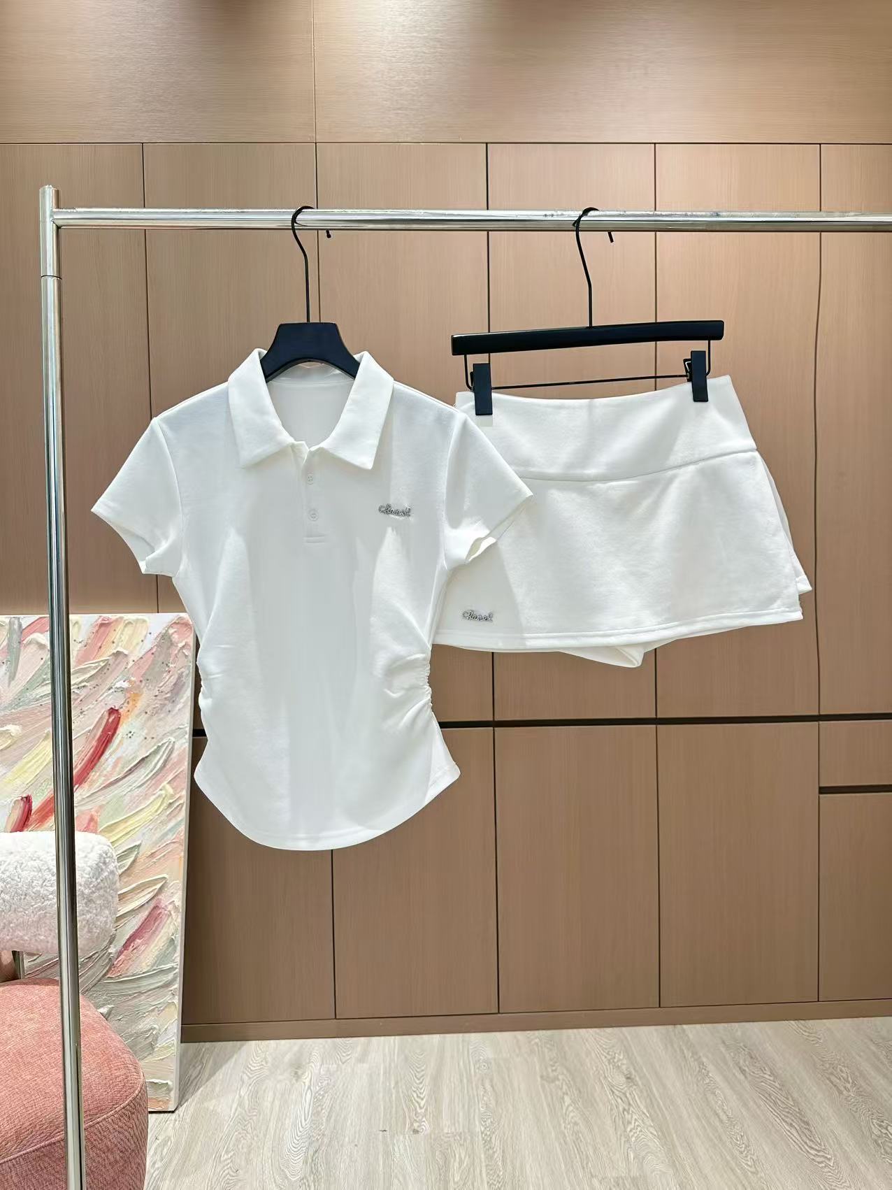 🛒𝐍𝐄𝐖 · 𝟐𝟎𝟐5/爆款现货

原单品质  Chane*｜25春夏新品套装！
高端定制翻领短袖，搭配
