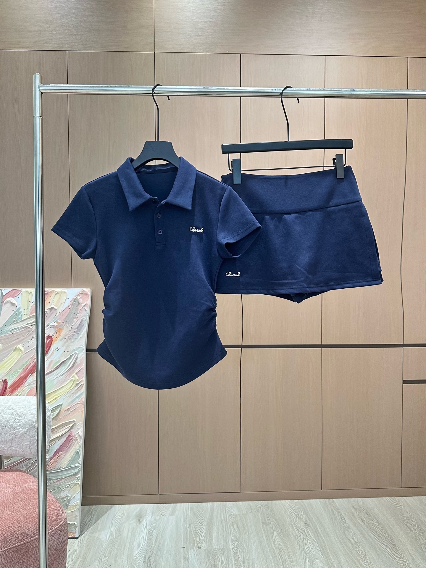 🛒𝐍𝐄𝐖 · 𝟐𝟎𝟐5/爆款现货

原单品质  Chane*｜25春夏新品套装！
高端定制翻领短袖，搭配