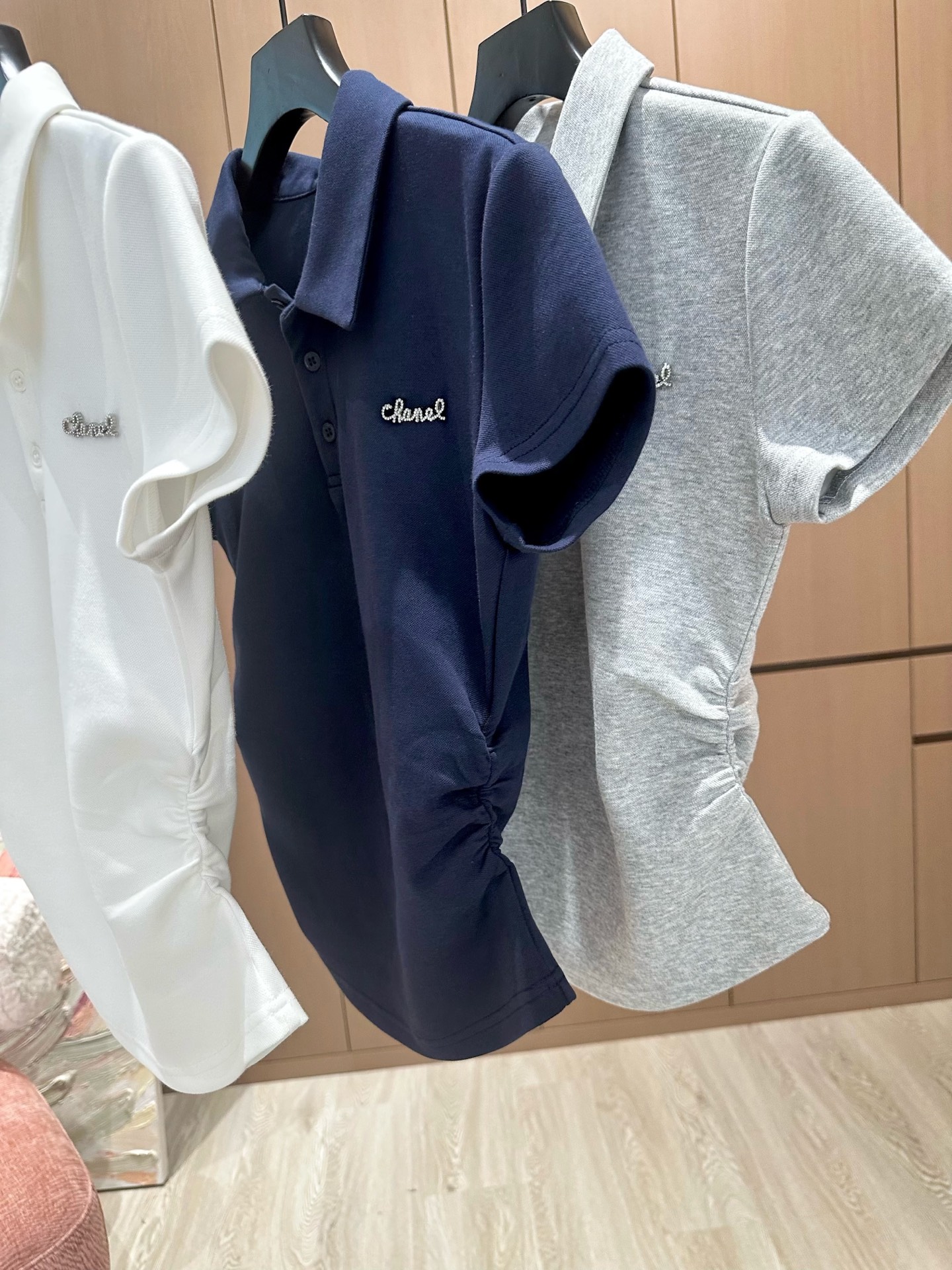 🛒𝐍𝐄𝐖 · 𝟐𝟎𝟐5/爆款现货

原单品质  Chane*｜25春夏新品套装！
高端定制翻领短袖，搭配