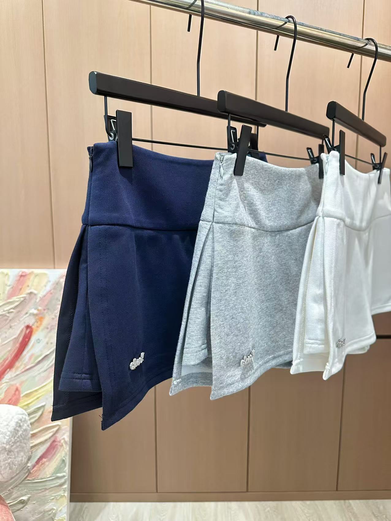 🛒𝐍𝐄𝐖 · 𝟐𝟎𝟐5/爆款现货

原单品质  Chane*｜25春夏新品套装！
高端定制翻领短袖，搭配
