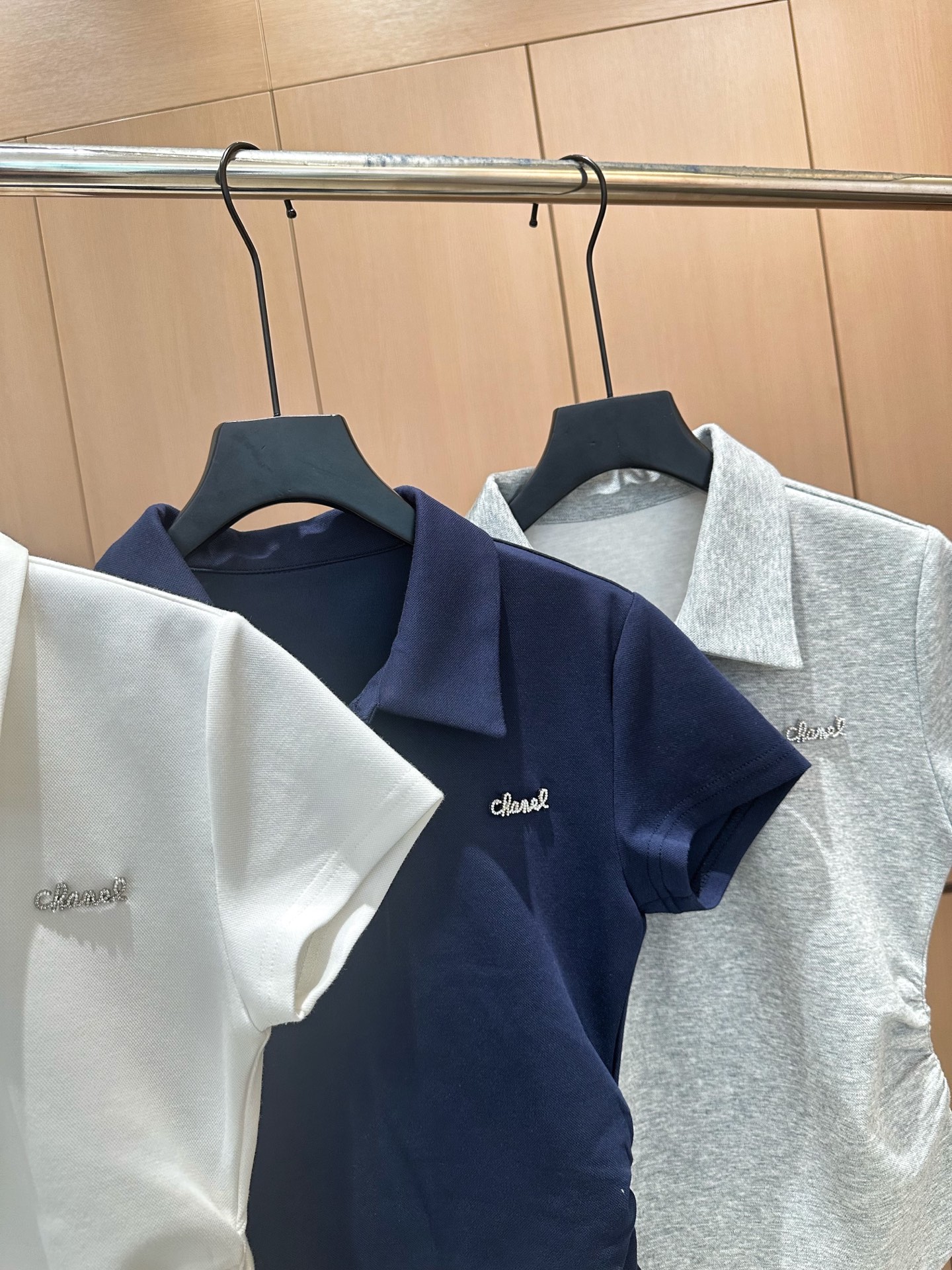 🛒𝐍𝐄𝐖 · 𝟐𝟎𝟐5/爆款现货

原单品质  Chane*｜25春夏新品套装！
高端定制翻领短袖，搭配