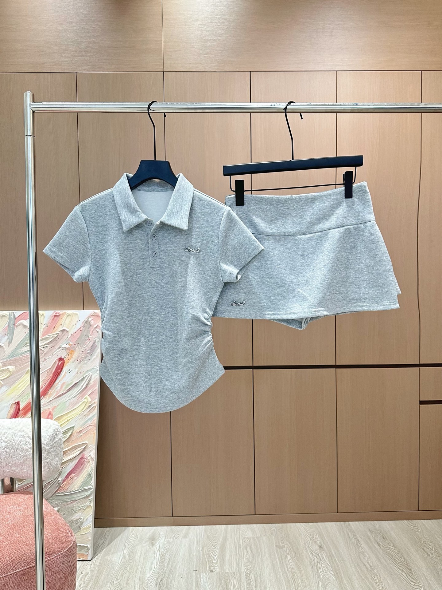 🛒𝐍𝐄𝐖 · 𝟐𝟎𝟐5/爆款现货

原单品质  Chane*｜25春夏新品套装！
高端定制翻领短袖，搭配