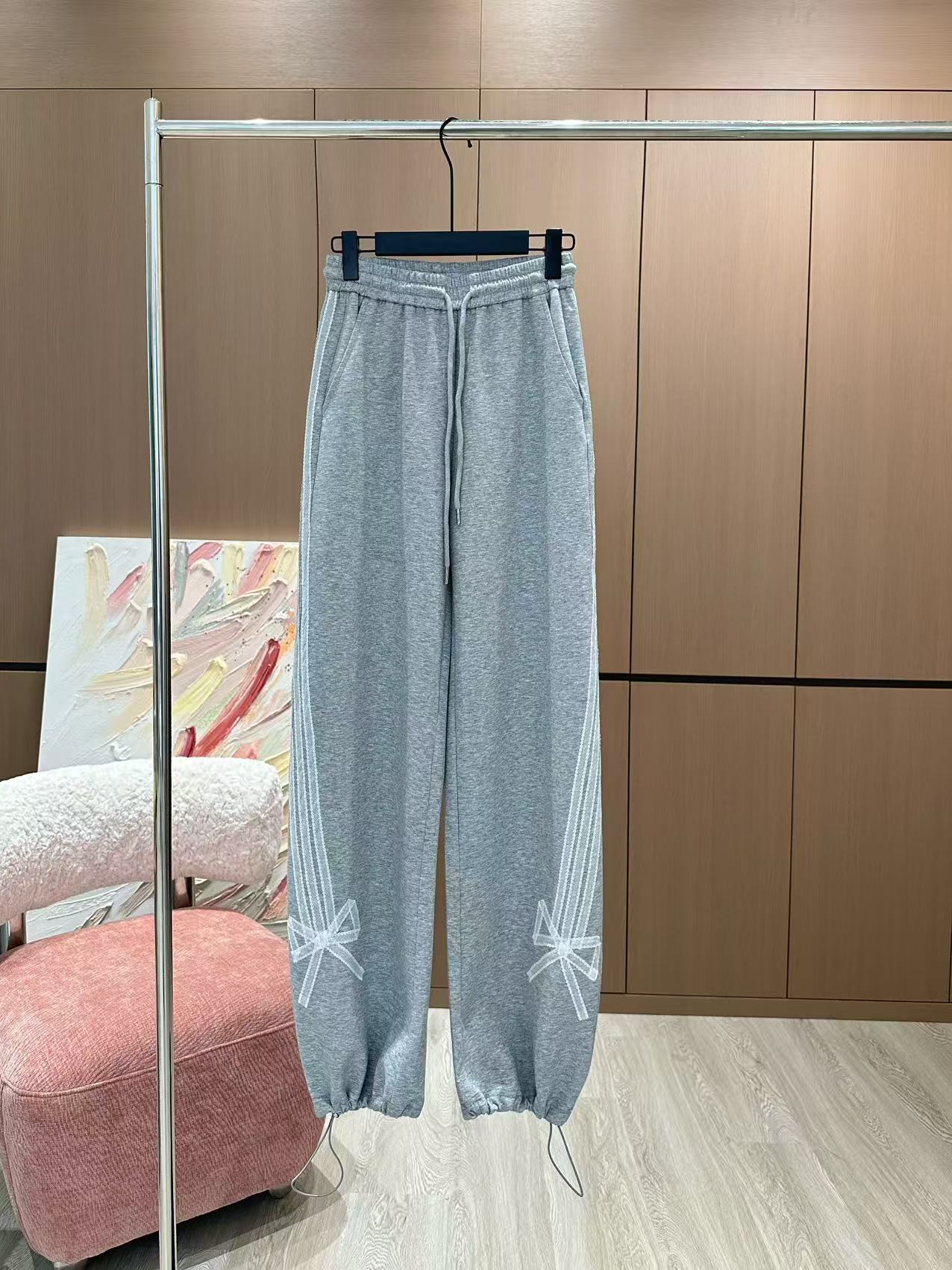 🛒𝐍𝐄𝐖 · 𝟐𝟎𝟐5/爆款现货

原单品质  小众*｜25新款蕾丝休闲裤
颜色百搭高级  尽显高级随意
