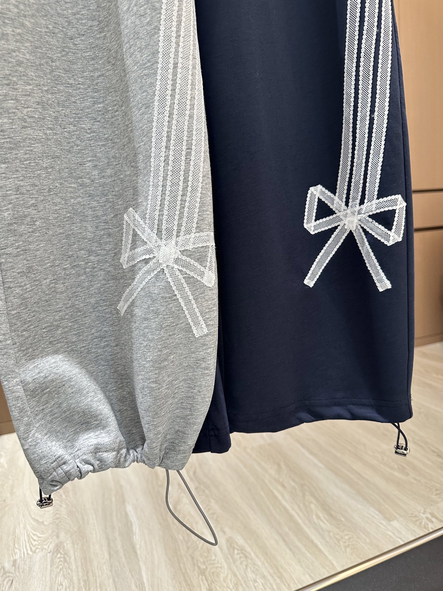 🛒𝐍𝐄𝐖 · 𝟐𝟎𝟐5/爆款现货

原单品质  小众*｜25新款蕾丝休闲裤
颜色百搭高级  尽显高级随意