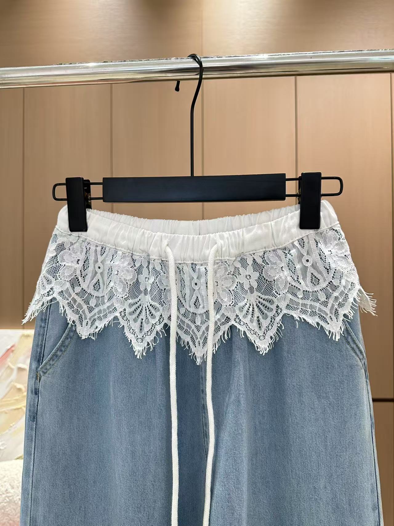🛒𝐍𝐄𝐖 · 𝟐𝟎𝟐5/爆款现货

原单品质  设计师｜25新款抽绳蕾丝拼接天丝牛仔裤
订制高品质面料质