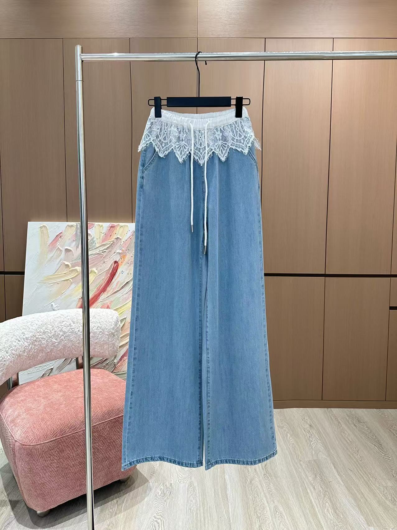 🛒𝐍𝐄𝐖 · 𝟐𝟎𝟐5/爆款现货

原单品质  设计师｜25新款抽绳蕾丝拼接天丝牛仔裤
订制高品质面料质