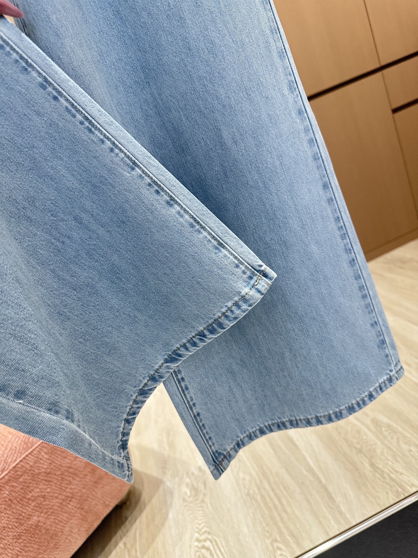 🛒𝐍𝐄𝐖 · 𝟐𝟎𝟐5/爆款现货

原单品质  设计师｜25新款抽绳蕾丝拼接天丝牛仔裤
订制高品质面料质