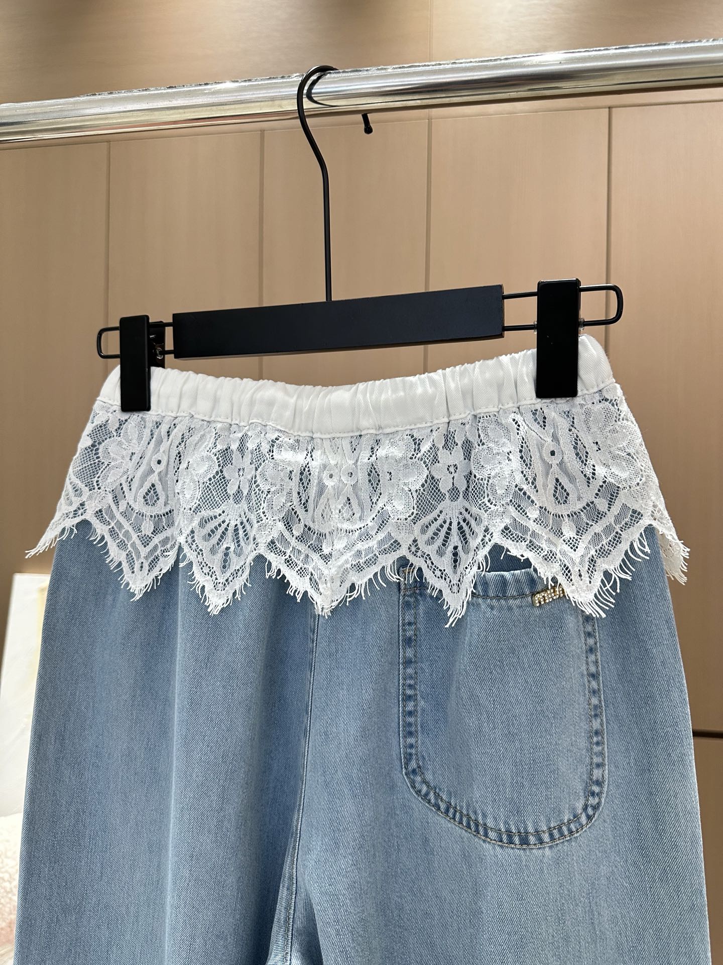 🛒𝐍𝐄𝐖 · 𝟐𝟎𝟐5/爆款现货

原单品质  设计师｜25新款抽绳蕾丝拼接天丝牛仔裤
订制高品质面料质
