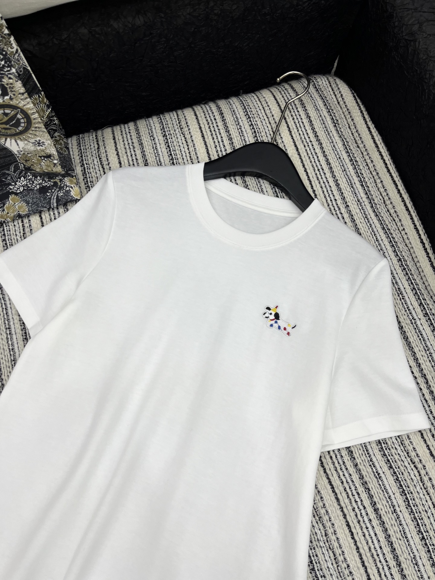 🛒𝐍𝐄𝐖 · 𝟐𝟎𝟐5/爆款现货

原单品质 小众 ｜2025新品刺绣𝑇𝑒𝑒
定制YB斜纹全棉材质 舒适