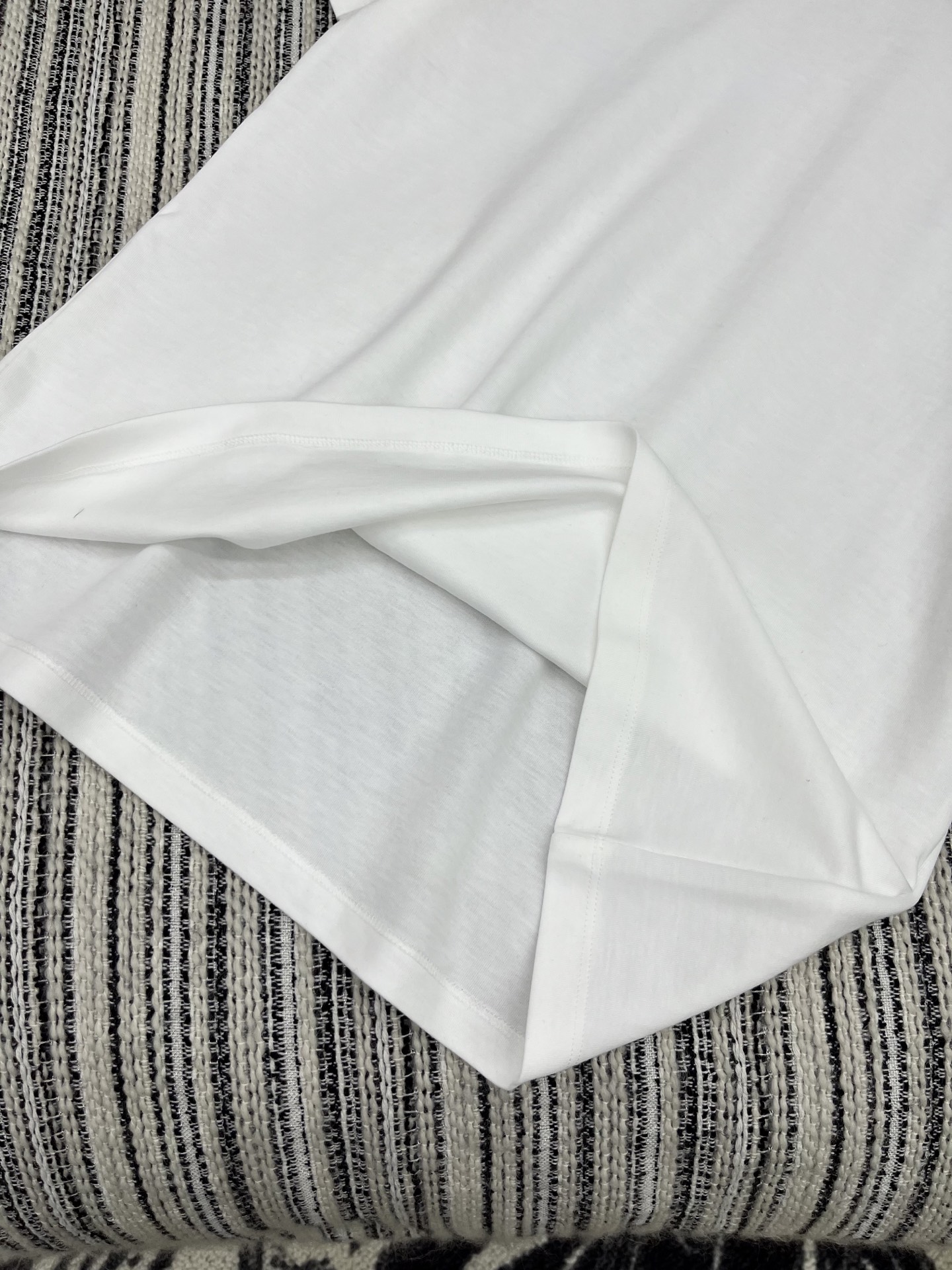 🛒𝐍𝐄𝐖 · 𝟐𝟎𝟐5/爆款现货

原单品质 小众 ｜2025新品刺绣𝑇𝑒𝑒
定制YB斜纹全棉材质 舒适