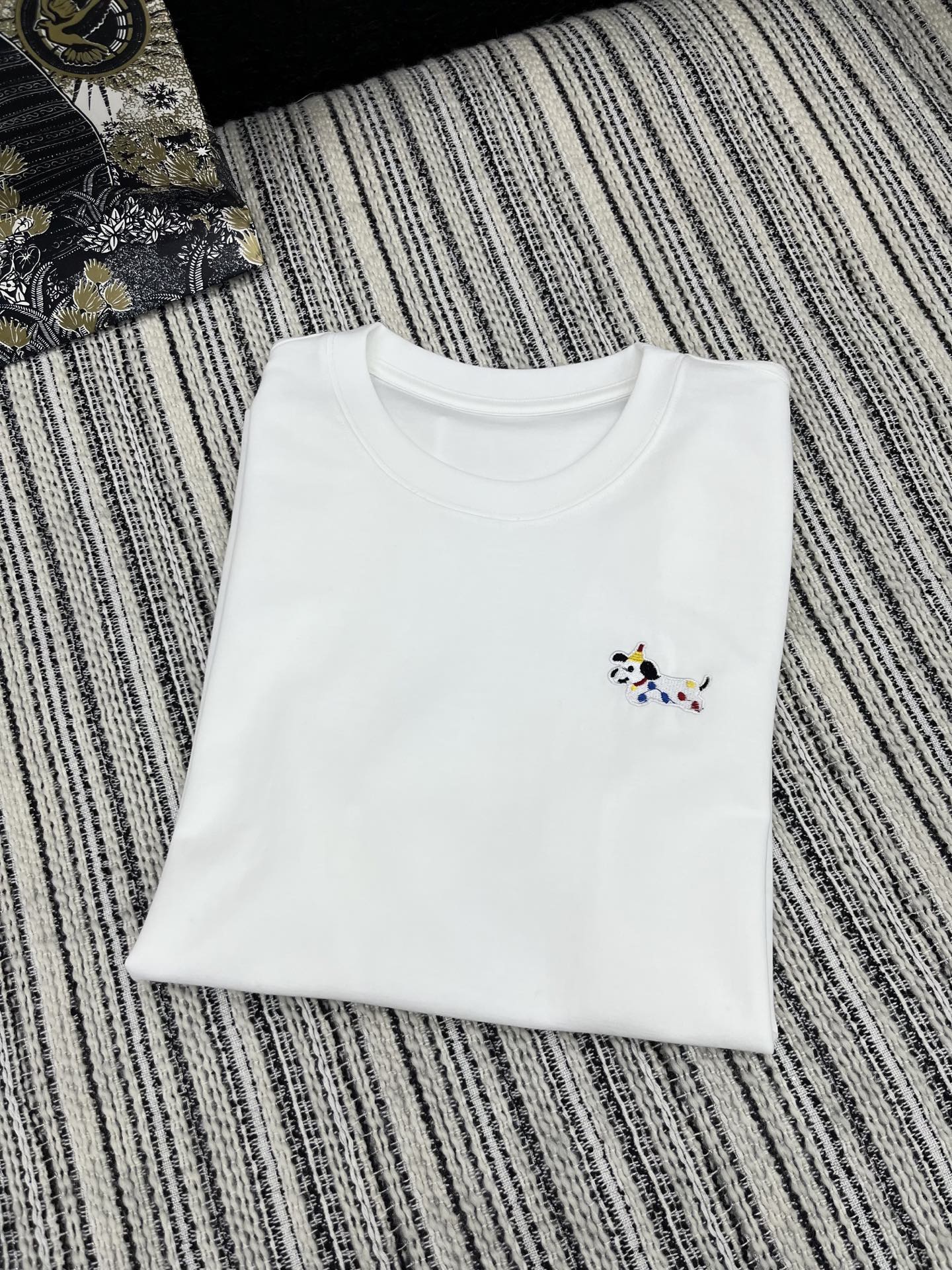 🛒𝐍𝐄𝐖 · 𝟐𝟎𝟐5/爆款现货

原单品质 小众 ｜2025新品刺绣𝑇𝑒𝑒
定制YB斜纹全棉材质 舒适