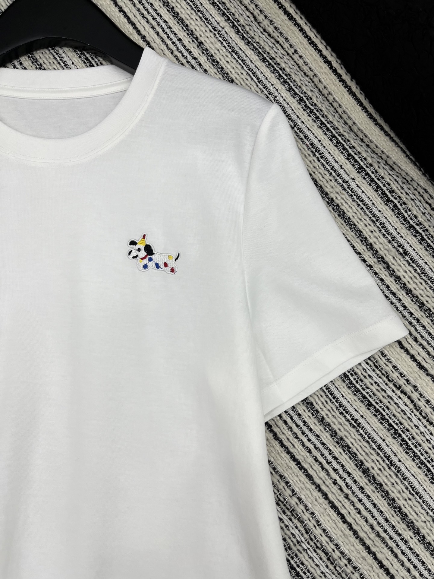 🛒𝐍𝐄𝐖 · 𝟐𝟎𝟐5/爆款现货

原单品质 小众 ｜2025新品刺绣𝑇𝑒𝑒
定制YB斜纹全棉材质 舒适