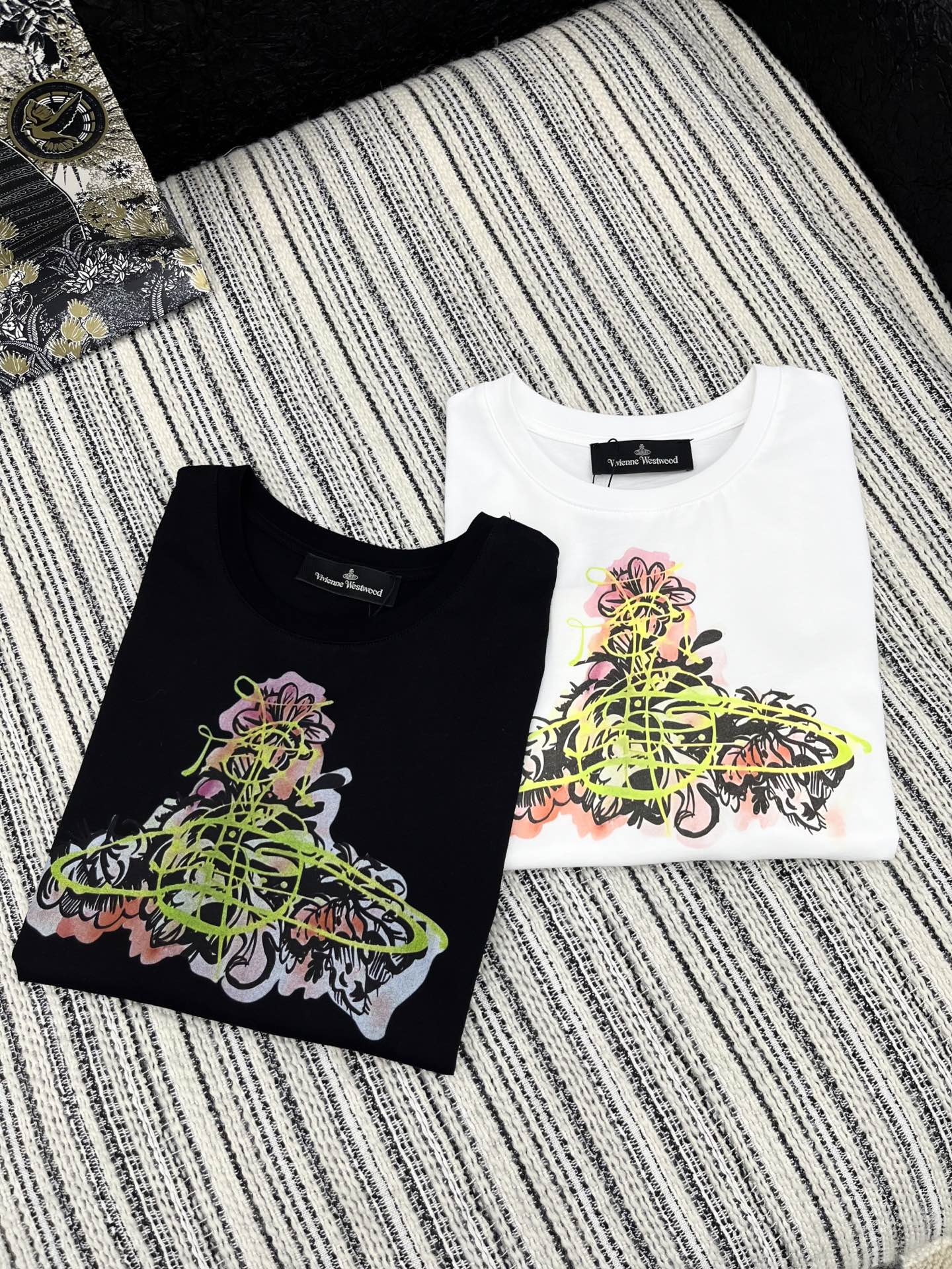 🛒𝐍𝐄𝐖 · 𝟐𝟎𝟐5/爆款现货

原单品质  西太后｜25新品印花T恤
这款 T 裙非常的小清新，撞色