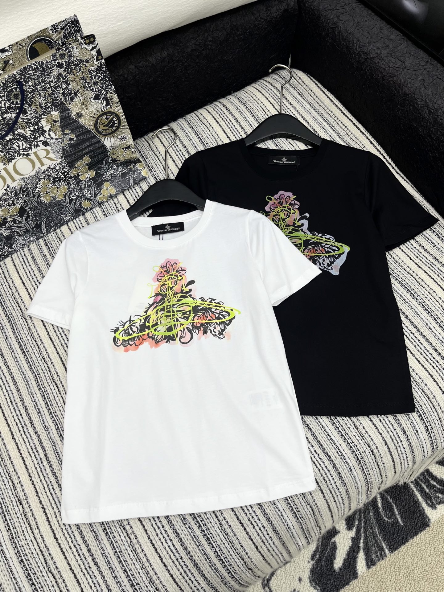 🛒𝐍𝐄𝐖 · 𝟐𝟎𝟐5/爆款现货

原单品质  西太后｜25新品印花T恤
这款 T 裙非常的小清新，撞色