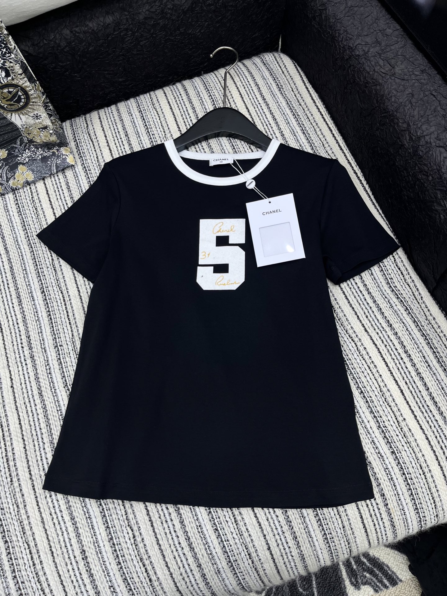 🛒𝐍𝐄𝐖 · 𝟐𝟎𝟐5/爆款现货

原单品质  Chan*｜2025新品圆领𝑇𝑒𝑒
定制YB原生全棉材质