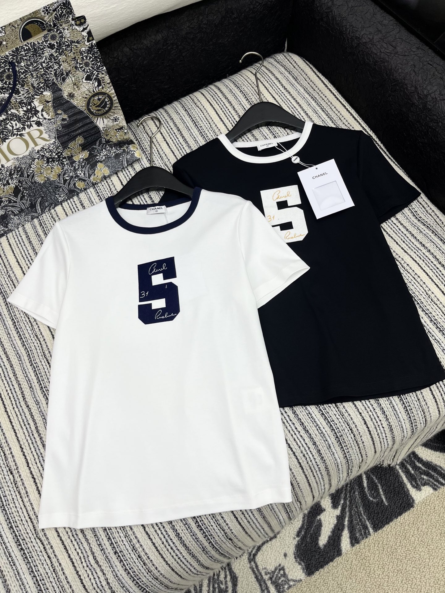 🛒𝐍𝐄𝐖 · 𝟐𝟎𝟐5/爆款现货

原单品质  Chan*｜2025新品圆领𝑇𝑒𝑒
定制YB原生全棉材质