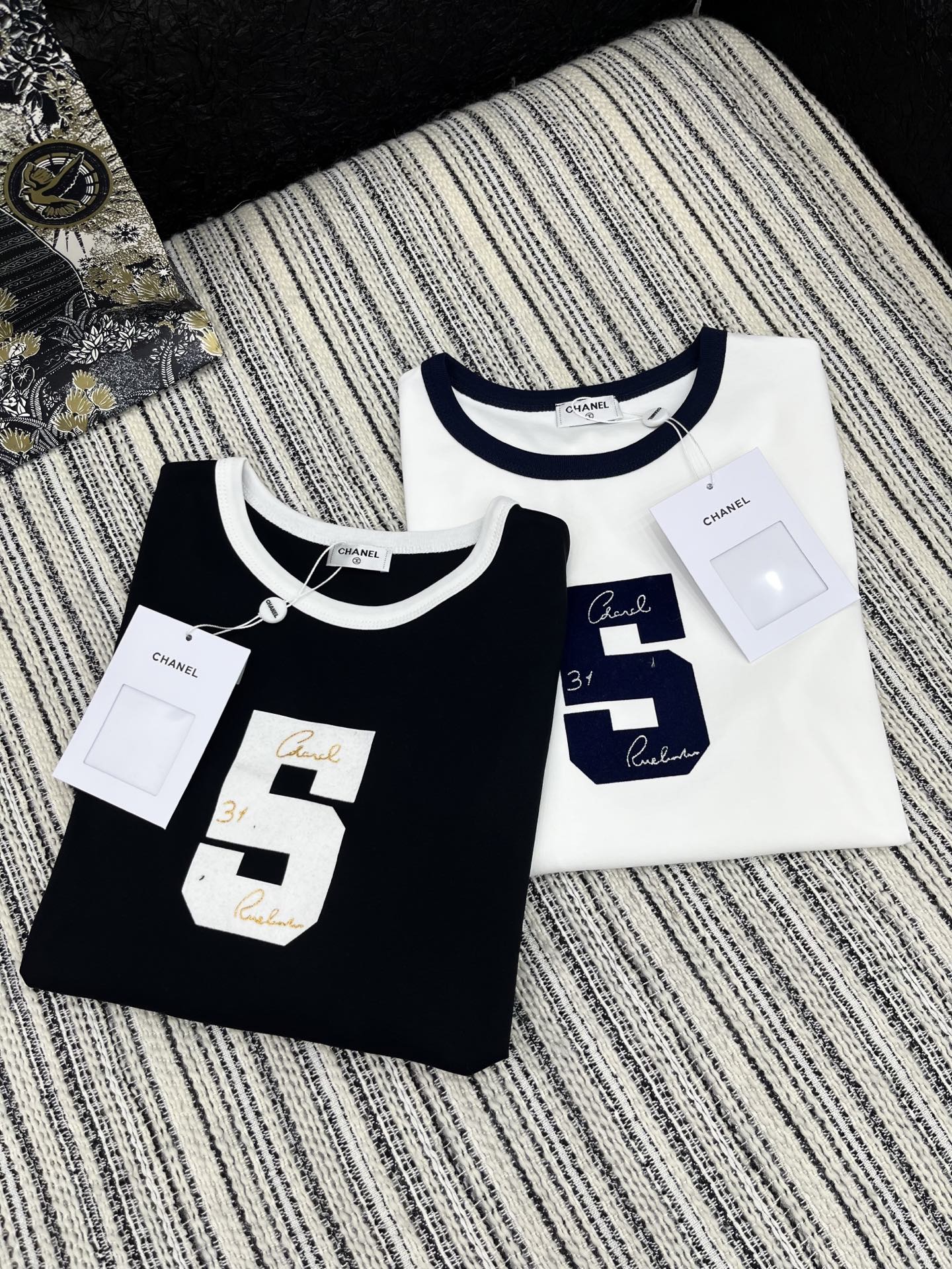 🛒𝐍𝐄𝐖 · 𝟐𝟎𝟐5/爆款现货

原单品质  Chan*｜2025新品圆领𝑇𝑒𝑒
定制YB原生全棉材质