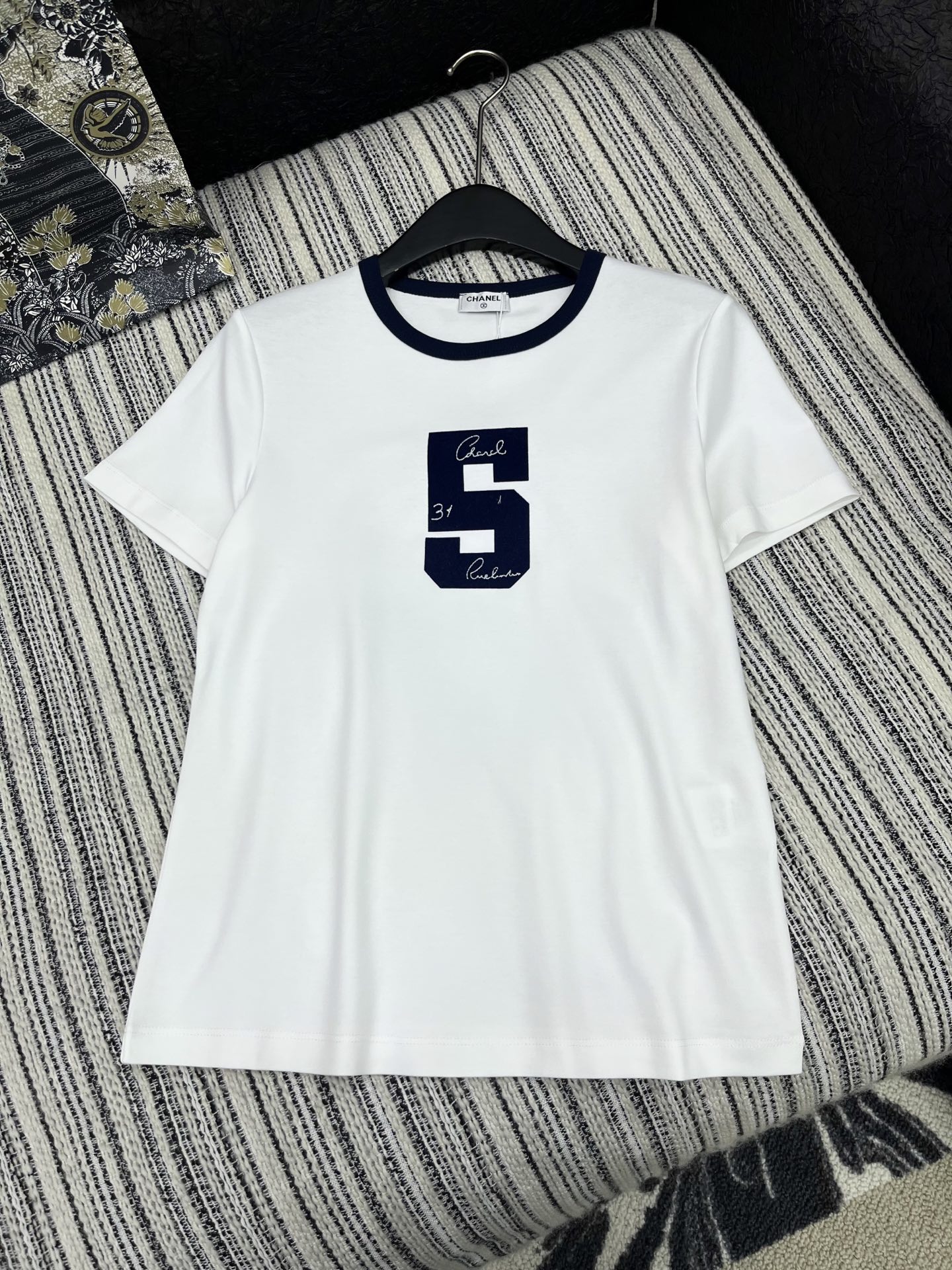 🛒𝐍𝐄𝐖 · 𝟐𝟎𝟐5/爆款现货

原单品质  Chan*｜2025新品圆领𝑇𝑒𝑒
定制YB原生全棉材质