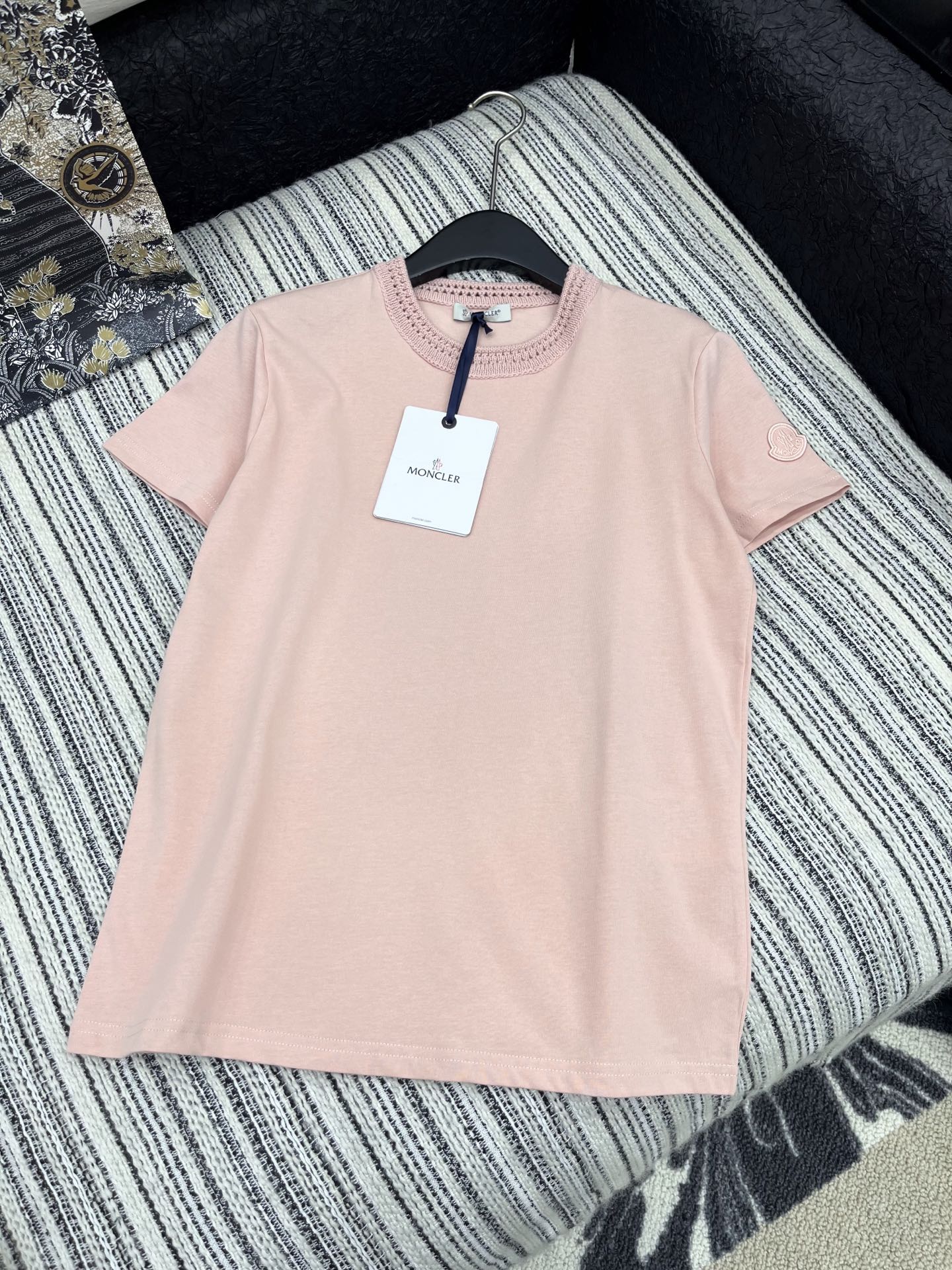 🛒𝐍𝐄𝐖 · 𝟐𝟎𝟐5/爆款现货

原单品质 Mon*｜25新品圆领镂空勾花拼接短袖T恤
精致常规版型上