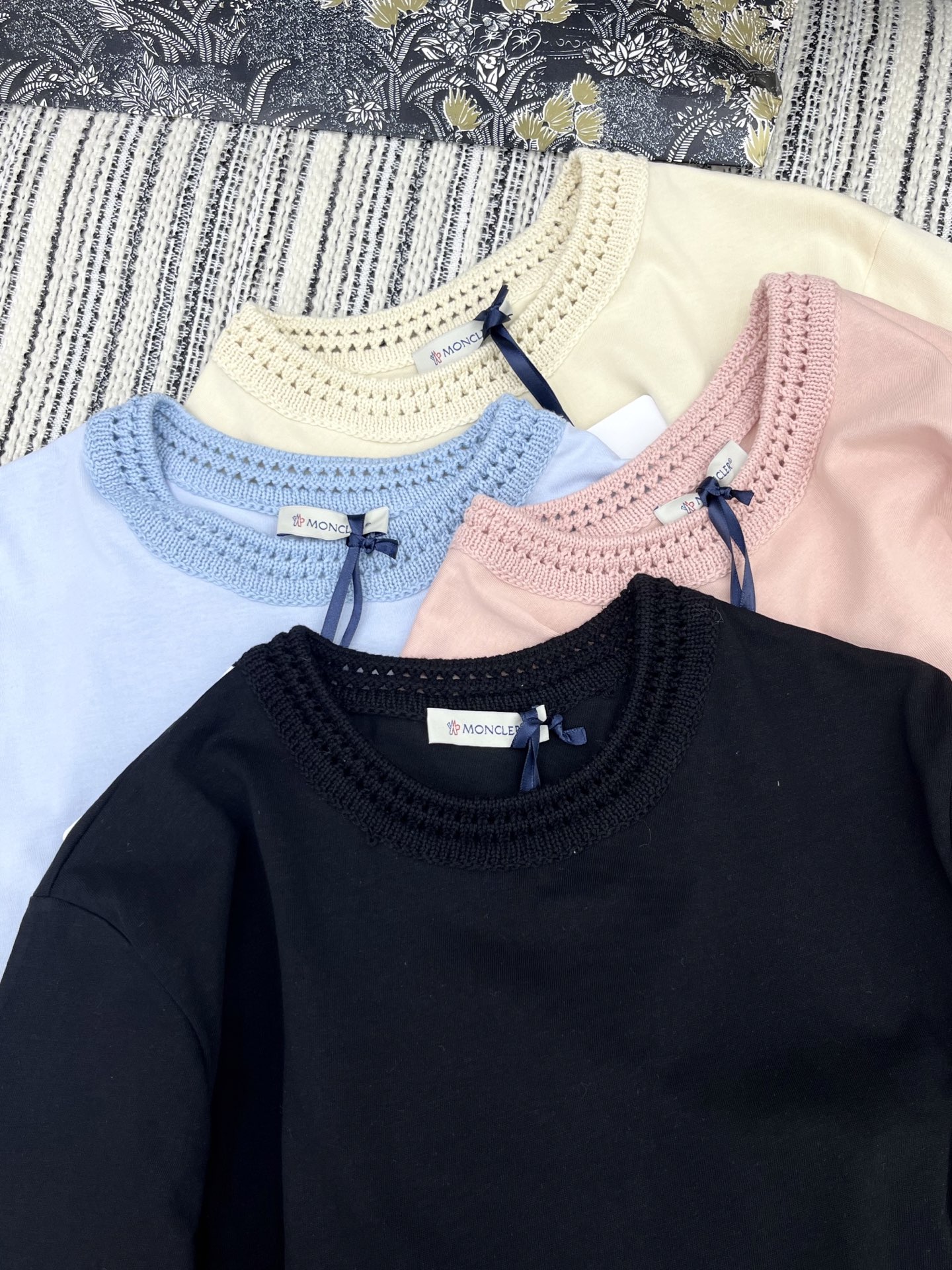 🛒𝐍𝐄𝐖 · 𝟐𝟎𝟐5/爆款现货

原单品质 Mon*｜25新品圆领镂空勾花拼接短袖T恤
精致常规版型上