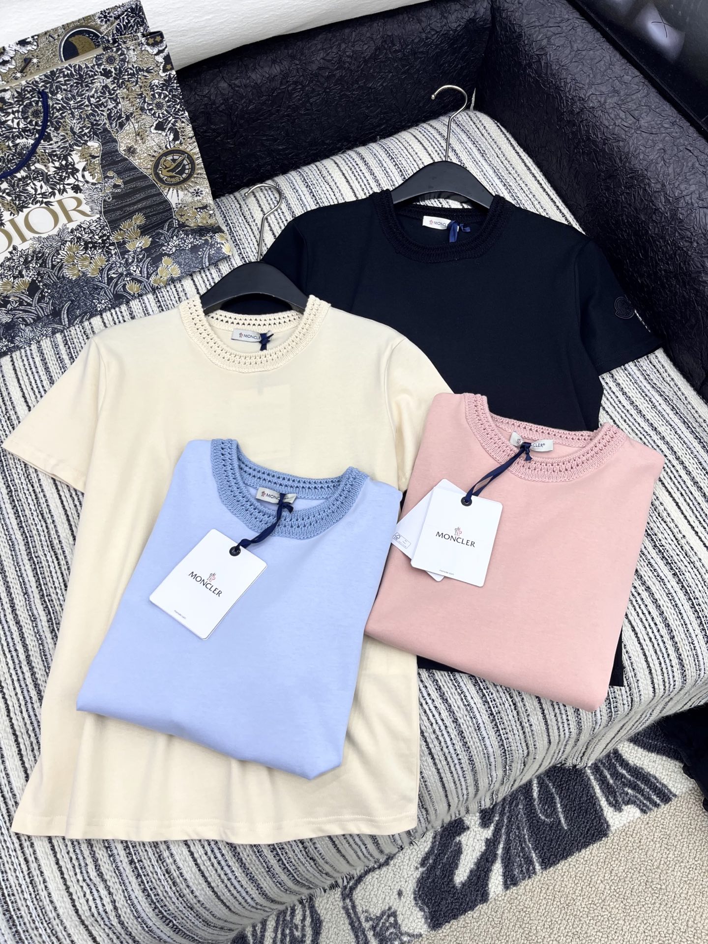 🛒𝐍𝐄𝐖 · 𝟐𝟎𝟐5/爆款现货

原单品质 Mon*｜25新品圆领镂空勾花拼接短袖T恤
精致常规版型上