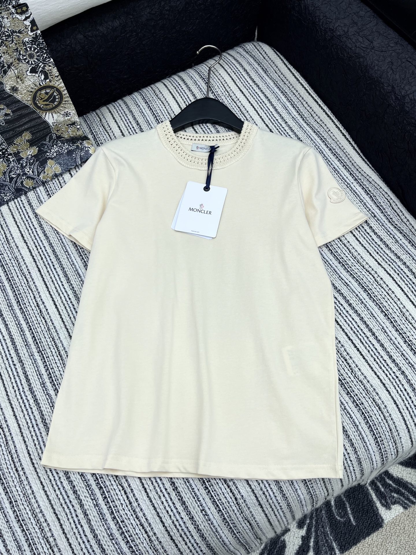 🛒𝐍𝐄𝐖 · 𝟐𝟎𝟐5/爆款现货

原单品质 Mon*｜25新品圆领镂空勾花拼接短袖T恤
精致常规版型上