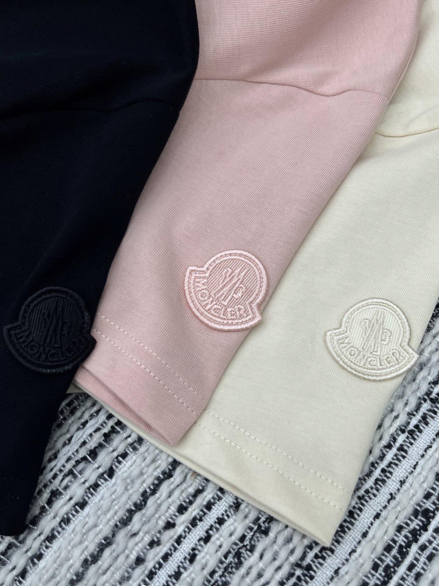 🛒𝐍𝐄𝐖 · 𝟐𝟎𝟐5/爆款现货

原单品质 Mon*｜25新品圆领镂空勾花拼接短袖T恤
精致常规版型上